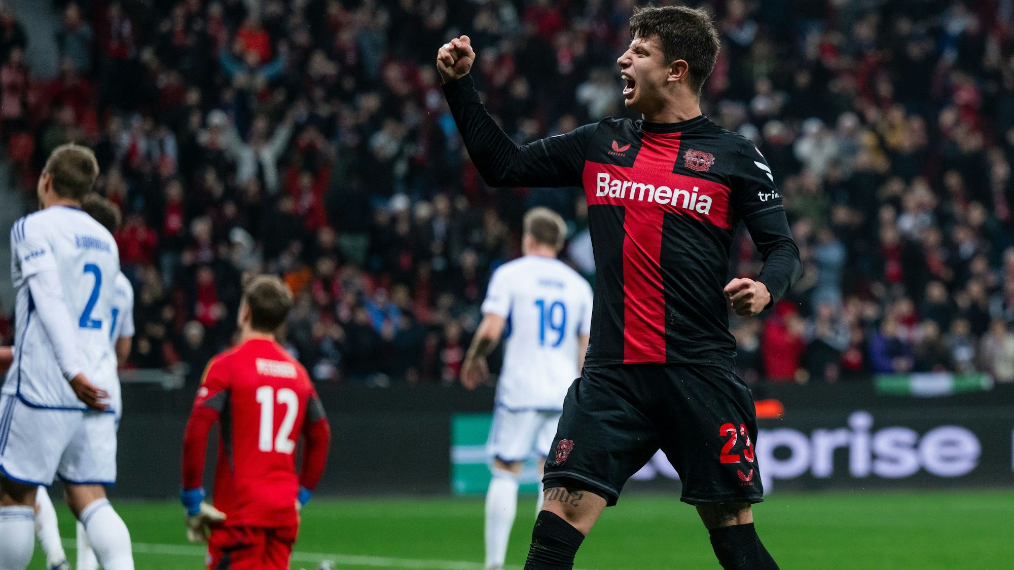 dpatopbilder - 14.12.2023, Nordrhein-Westfalen, Leverkusen: Fußball: Europa League, Bayer Leverkusen - Molde FK, Gruppenphase, Gruppe H, 6. Spieltag, BayArena. Leverkusens Torschütze Adam Hlozek jubelt nach seinem Treffer zum 4:0. Foto: Marius Becker/dpa +++ dpa-Bildfunk +++