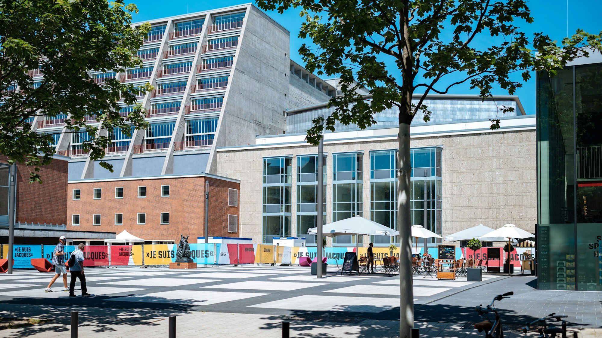 Der Platz vor dem Kölner Schauspielhaus wird im Volksmund „Kleiner Offenbachplatz“ genannt.