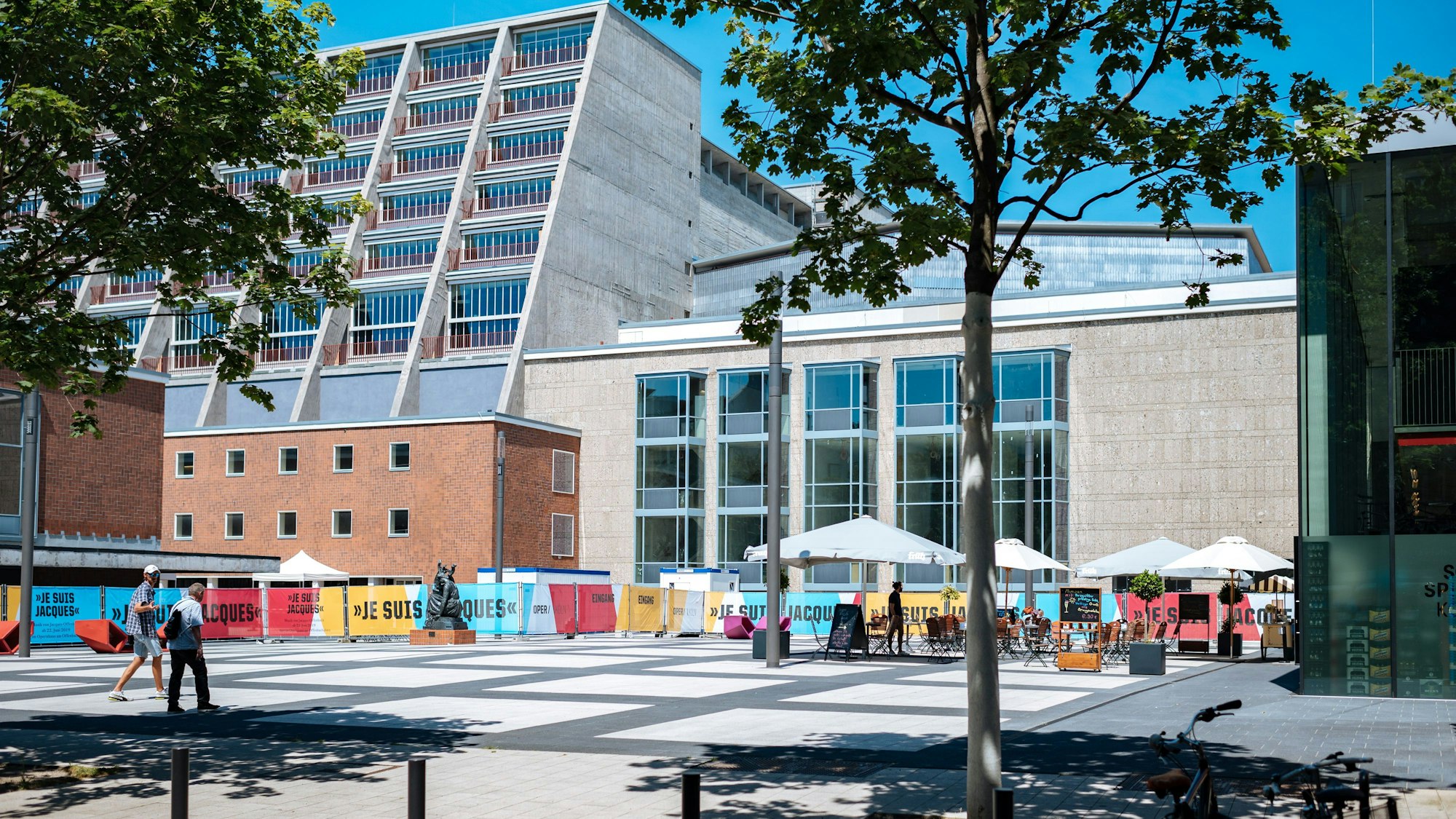 Der künftige „Dirk-Bach-Platz“ ist der Vorplatz des Schauspielhauses zwischen Opernhaus und Brüderstraße.