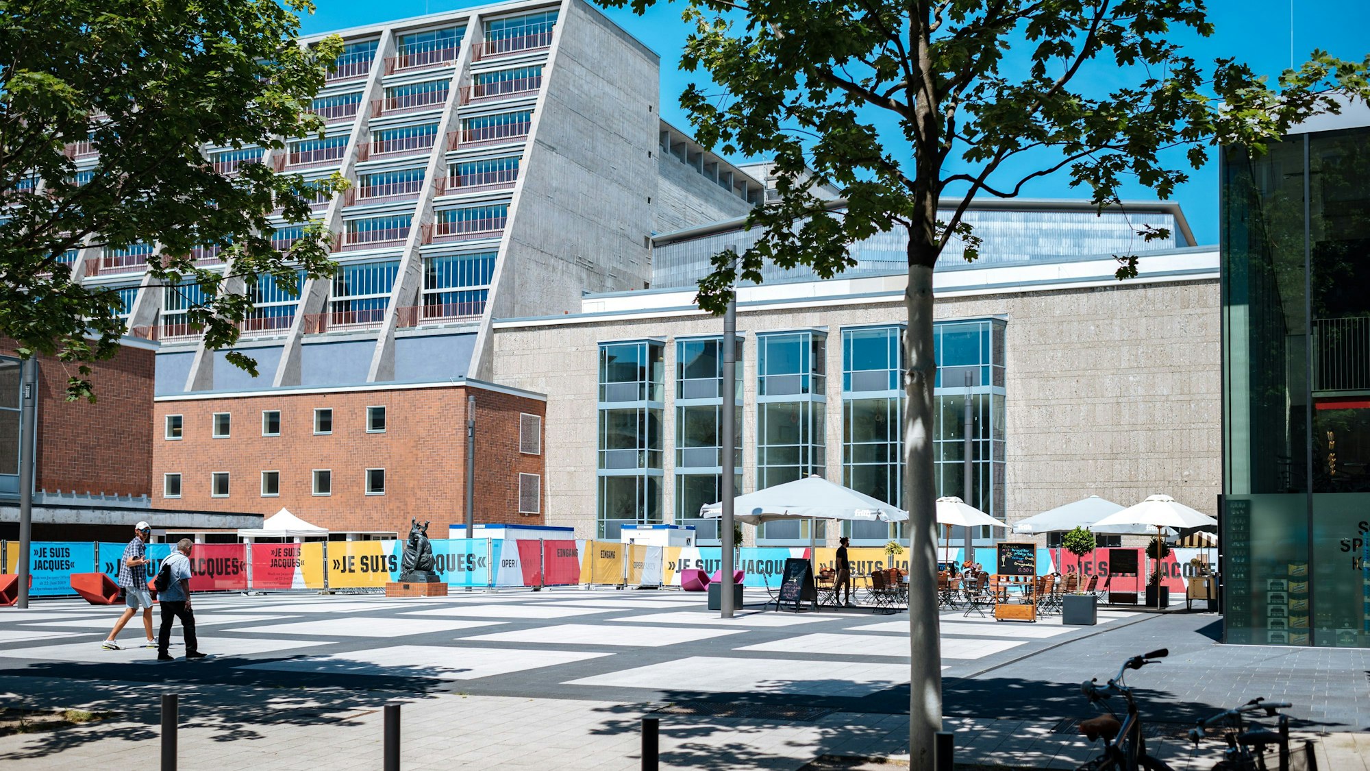 Die Sanierung der Bühnen hält an. Kleiner Offenbachplatz.