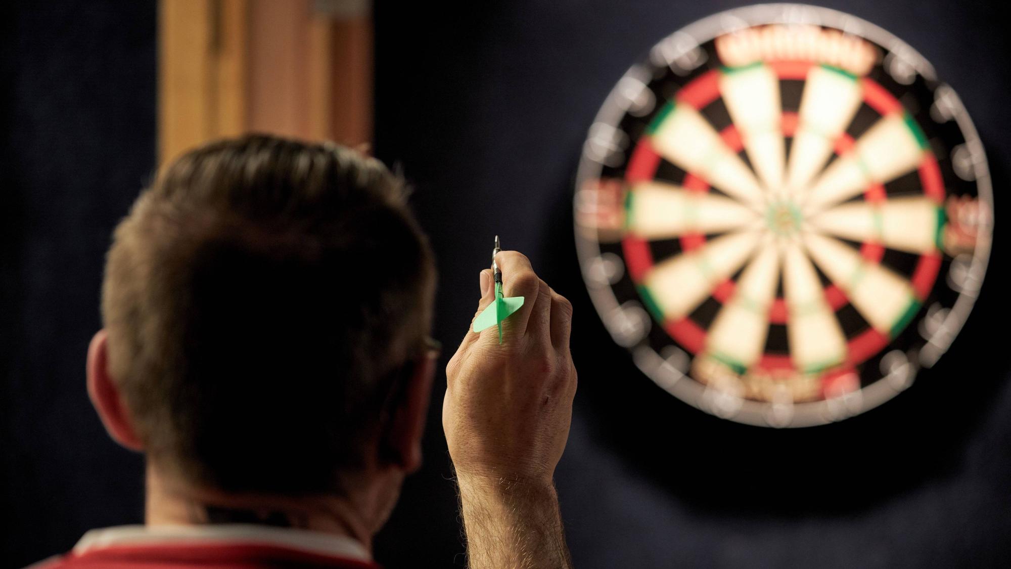 Dartspieler und Zielscheibe