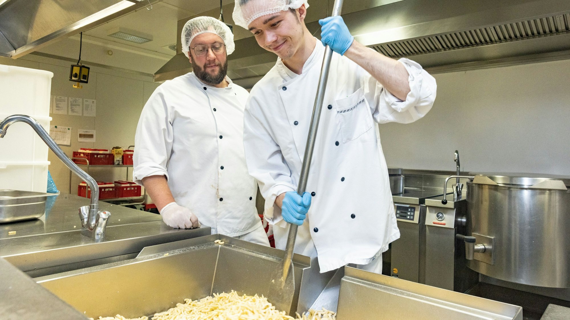 Bastian rührt die Spätzle um.