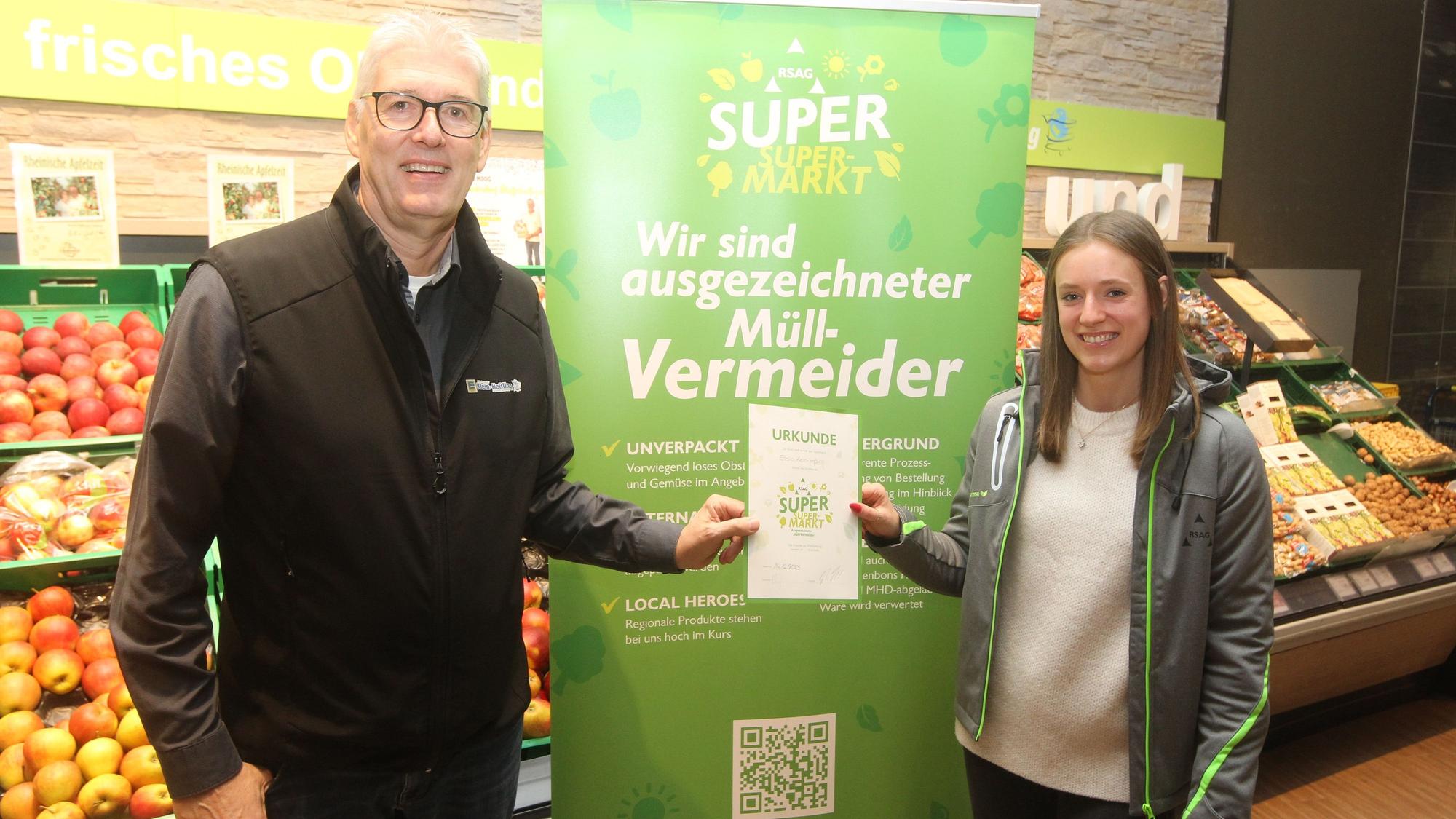 Günter Klein-Heßling und RSAG-Vertreterin Vanessa Reinert bei der Übergabe der Urkunde.