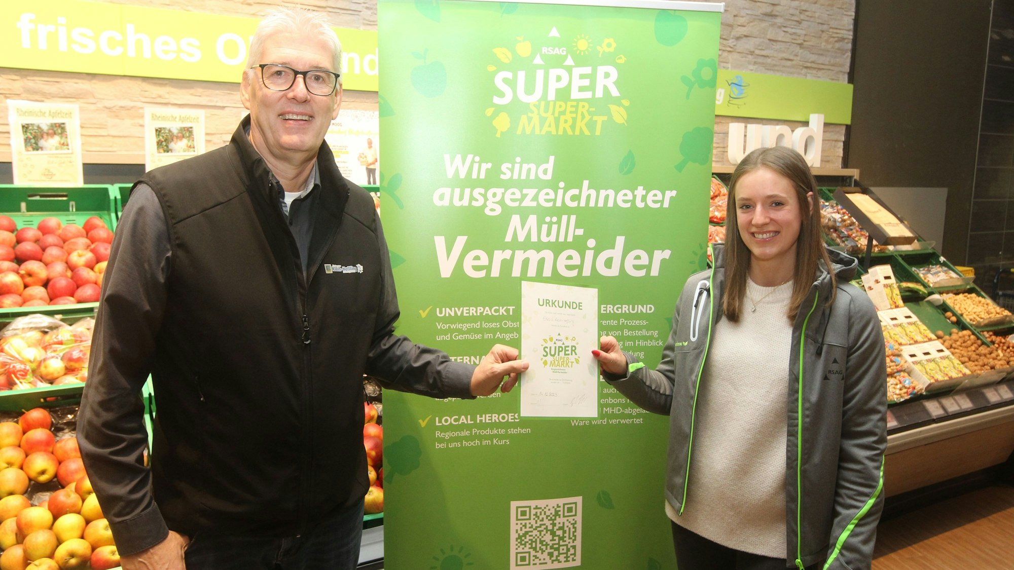 Günter Klein-Heßling und RSAG-Vertreterin Vanessa Reinert bei der Übergabe der Urkunde.