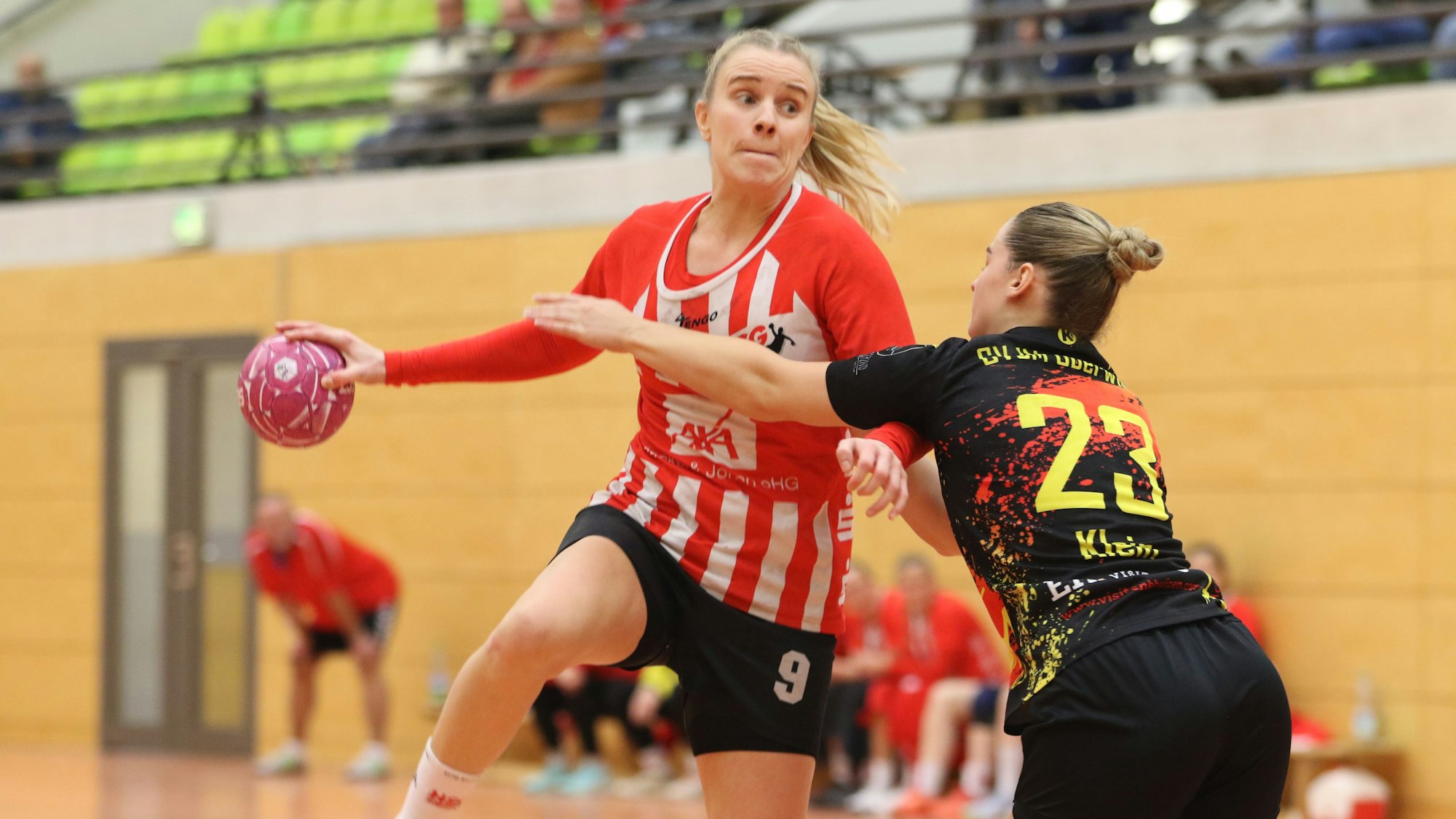 Euskirchens Kapitänin Corinna Schmitz steigt im Spiel gegen Oberwiehl zum Sprungwurf hoch.