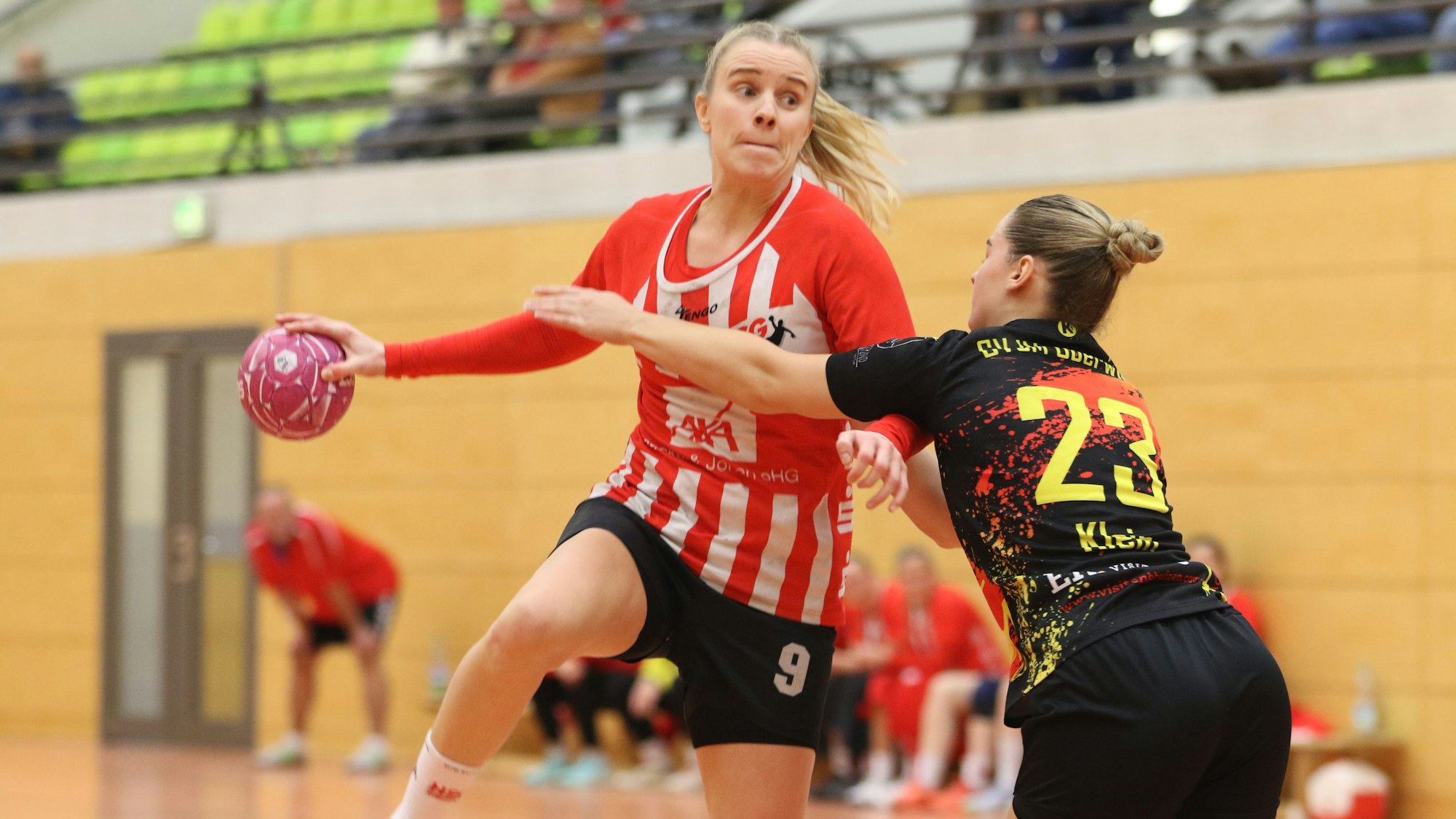 Das Bild zeigt Corinna Schmitz (links), wie sie zum Sprungwurf ansetzt.