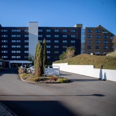 Das Bild zeigt das Gebäude der ehemaligen Eifelhöhen-Klinik in Marmagen.