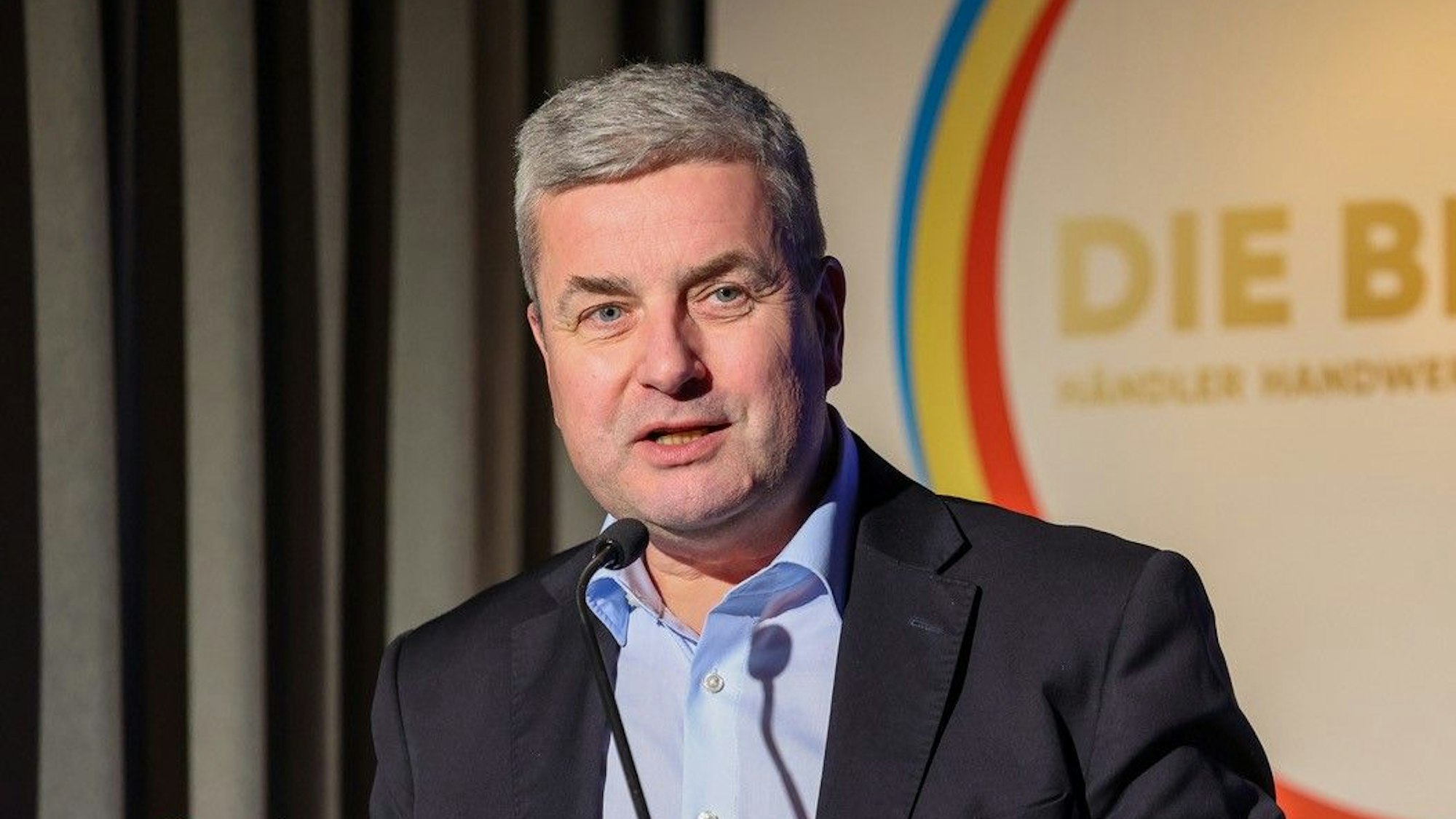 Auf dem Bild ist der Geschäftsführer des Handelsverbands NRW Aachen-Düren-Köln zu sehen.