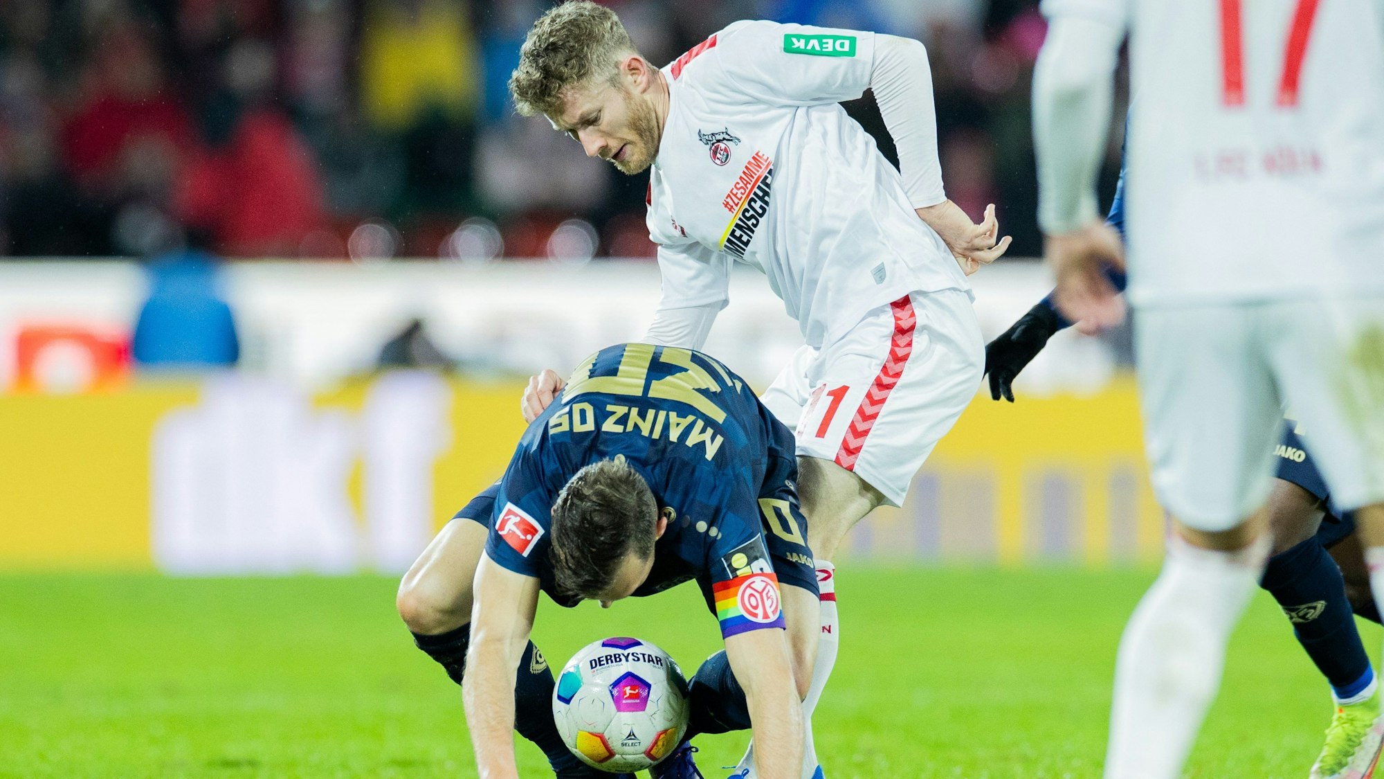 Kölns Florian Kainz (r) und der Mainzer Silvan Widmer versuchen an den Ball zu kommen.