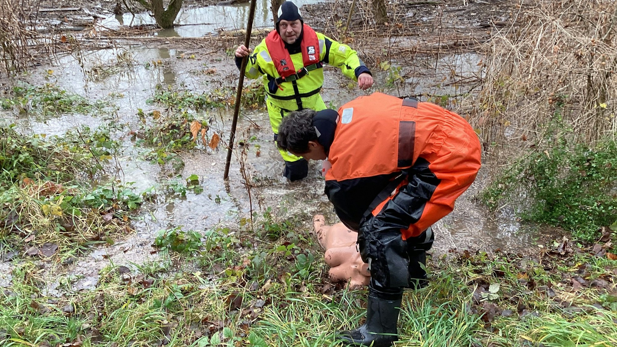 Spaziergänger meldeten am Rheidter Werthchen eine leblose Person im Wasser, sie stellte sich als lebensgroße Puppe heraus.