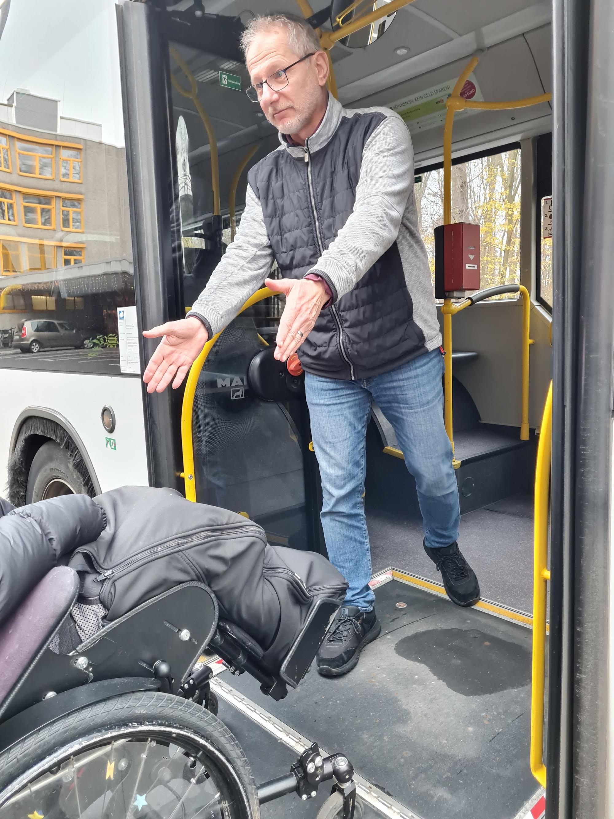 Altenhilfe: Markus Schönbein, KVB, macht Einstiegstrainings in Bus und Bahn.