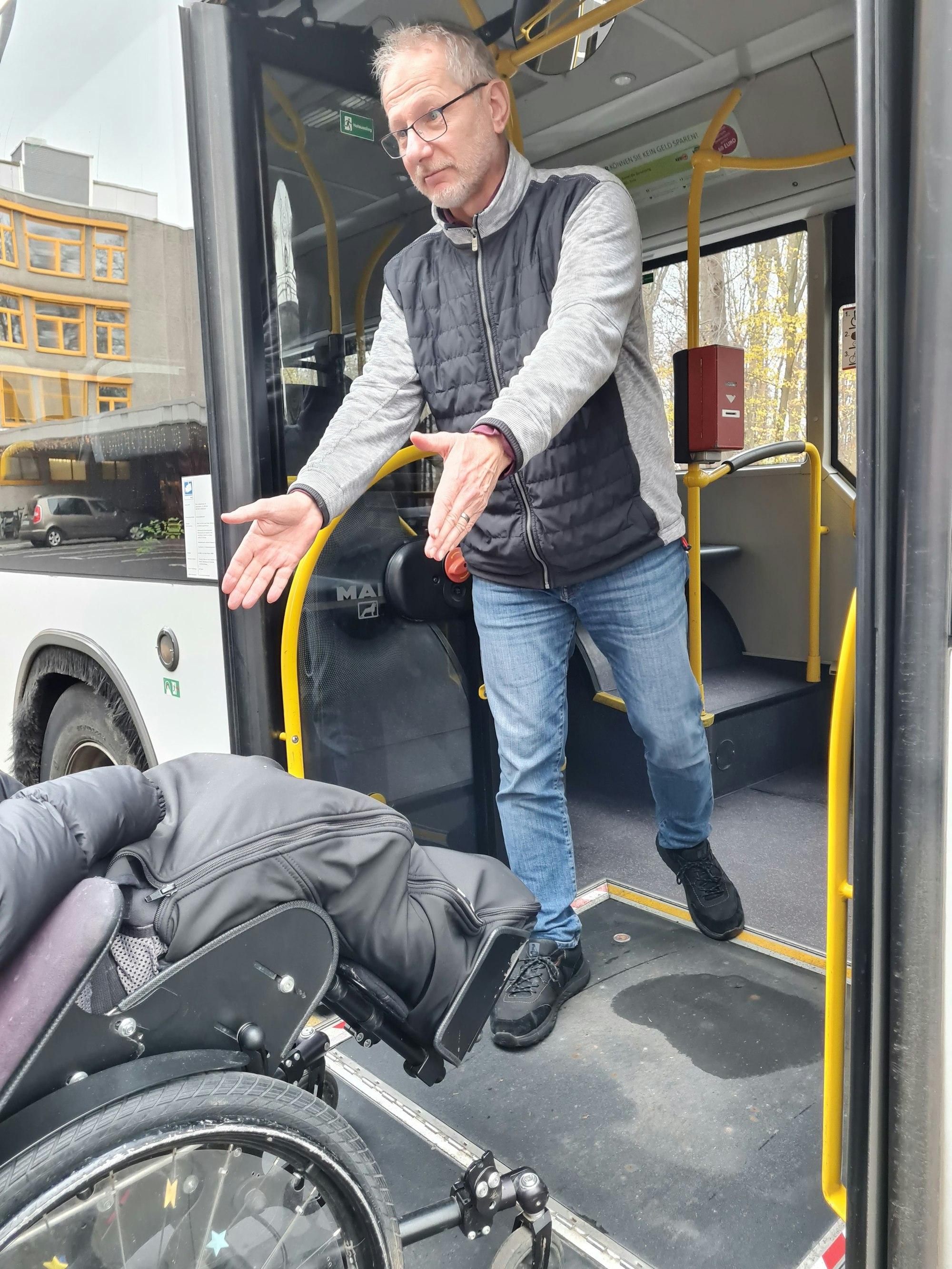 Altenhilfe: Markus Schönbein, KVB, macht Einstiegstrainings in Bus und Bahn.