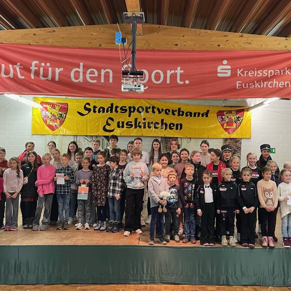 Das Bild zeigt zahlreiche junge Sportler auf der Bühne in der Schützenhalle in Kuchenheim.