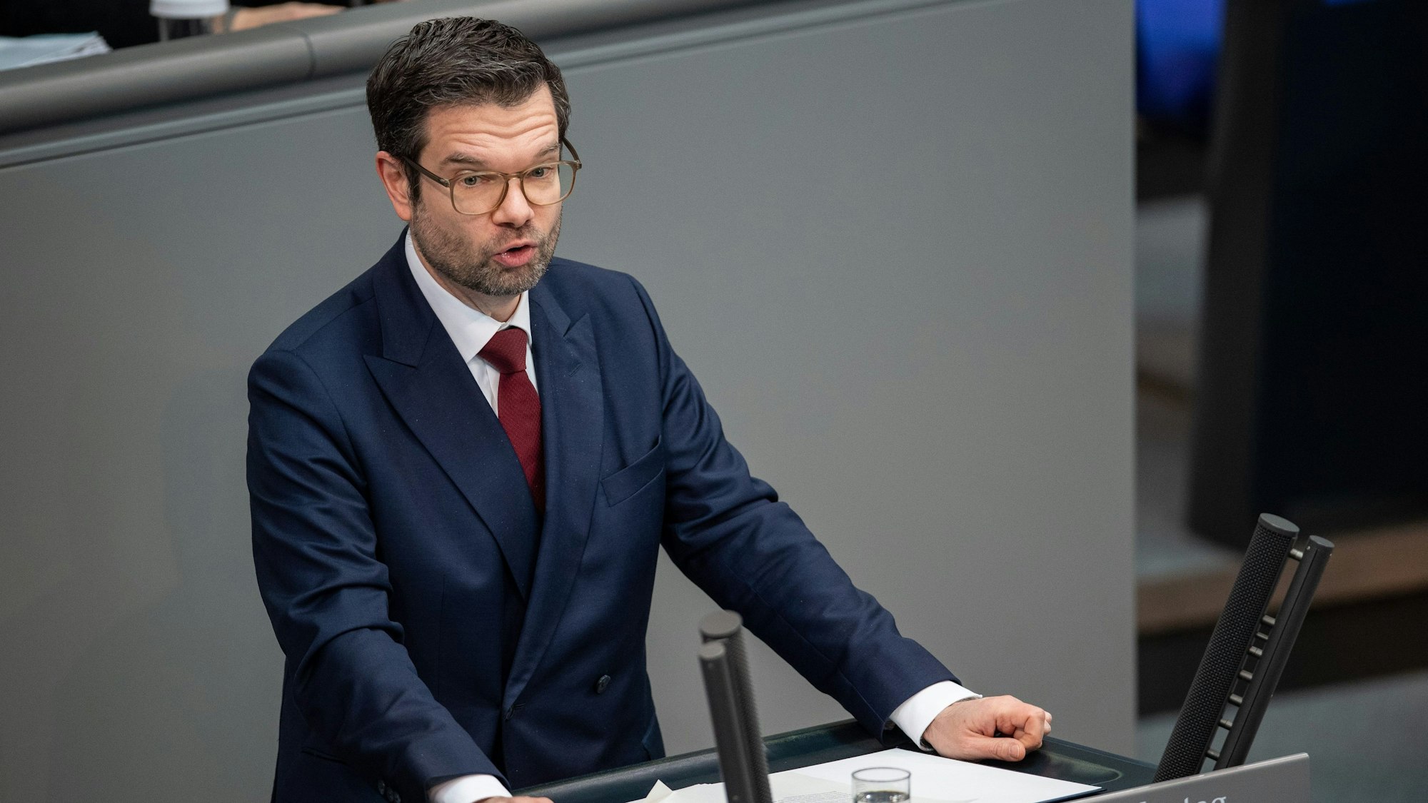 Marco Buschmann (FDP), Bundesminister der Justiz, spricht im Bundestag. Der Justizminister sieht hohe Hürden für ein AfD-Verbot.