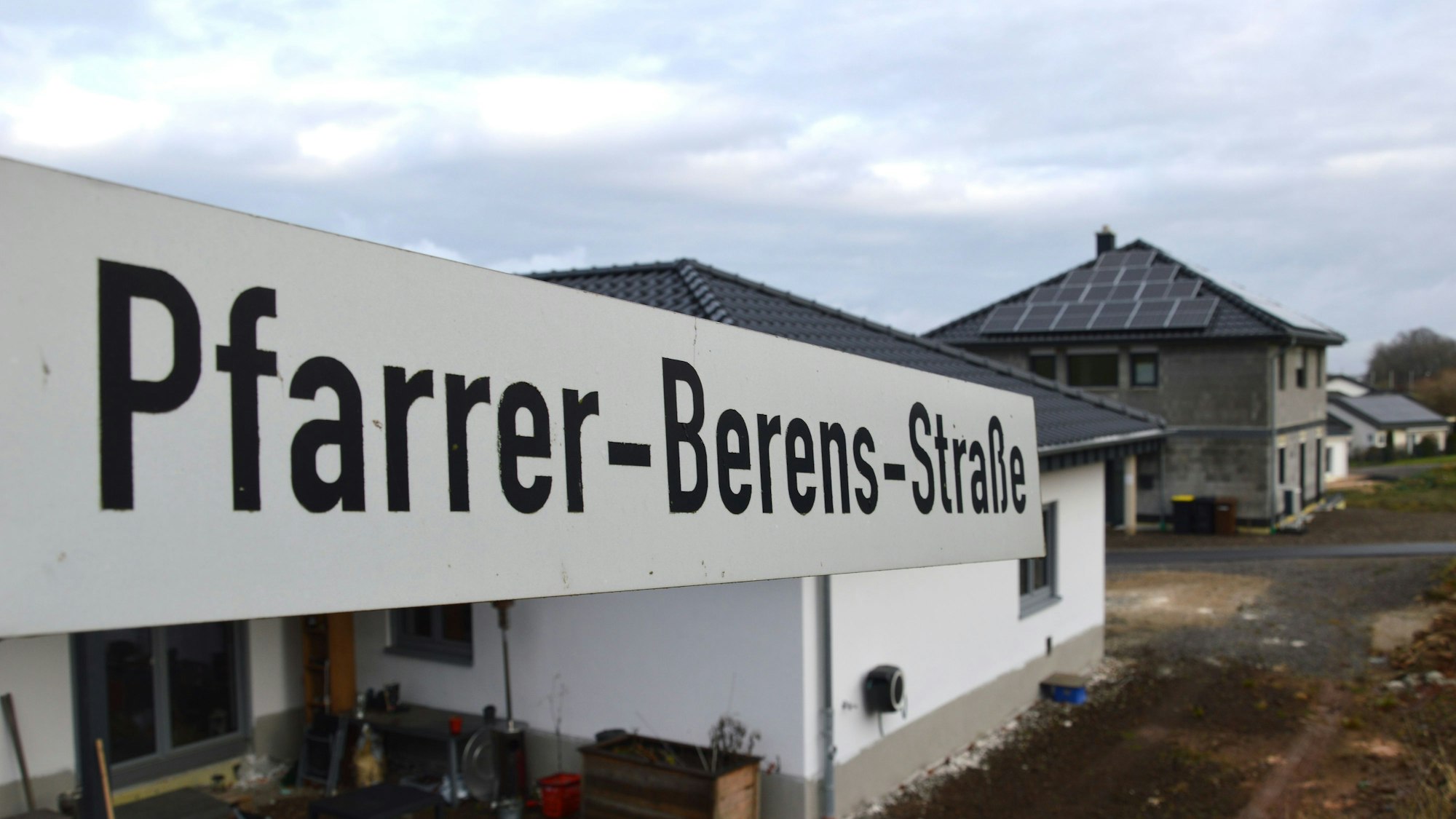 Blick auf das Schild mit der Aufschrift Pfarrer-Berens-Straße.