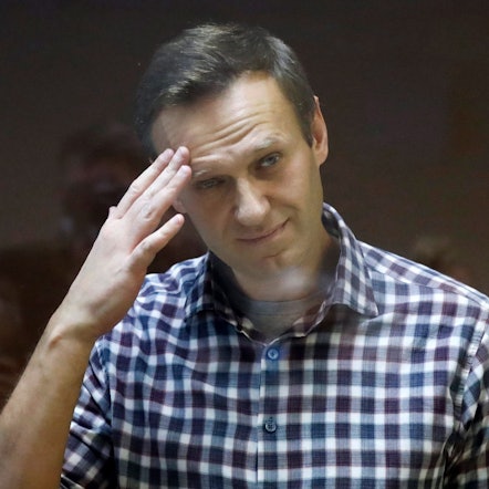 Alexej Nawalny, russischer Oppositionsführer, steht während seiner Verhandlung hinter einer Glasscheibe. Das Rätsel um das Verschwinden von Nawalny ist auch nach gut einer Woche ungelöst.