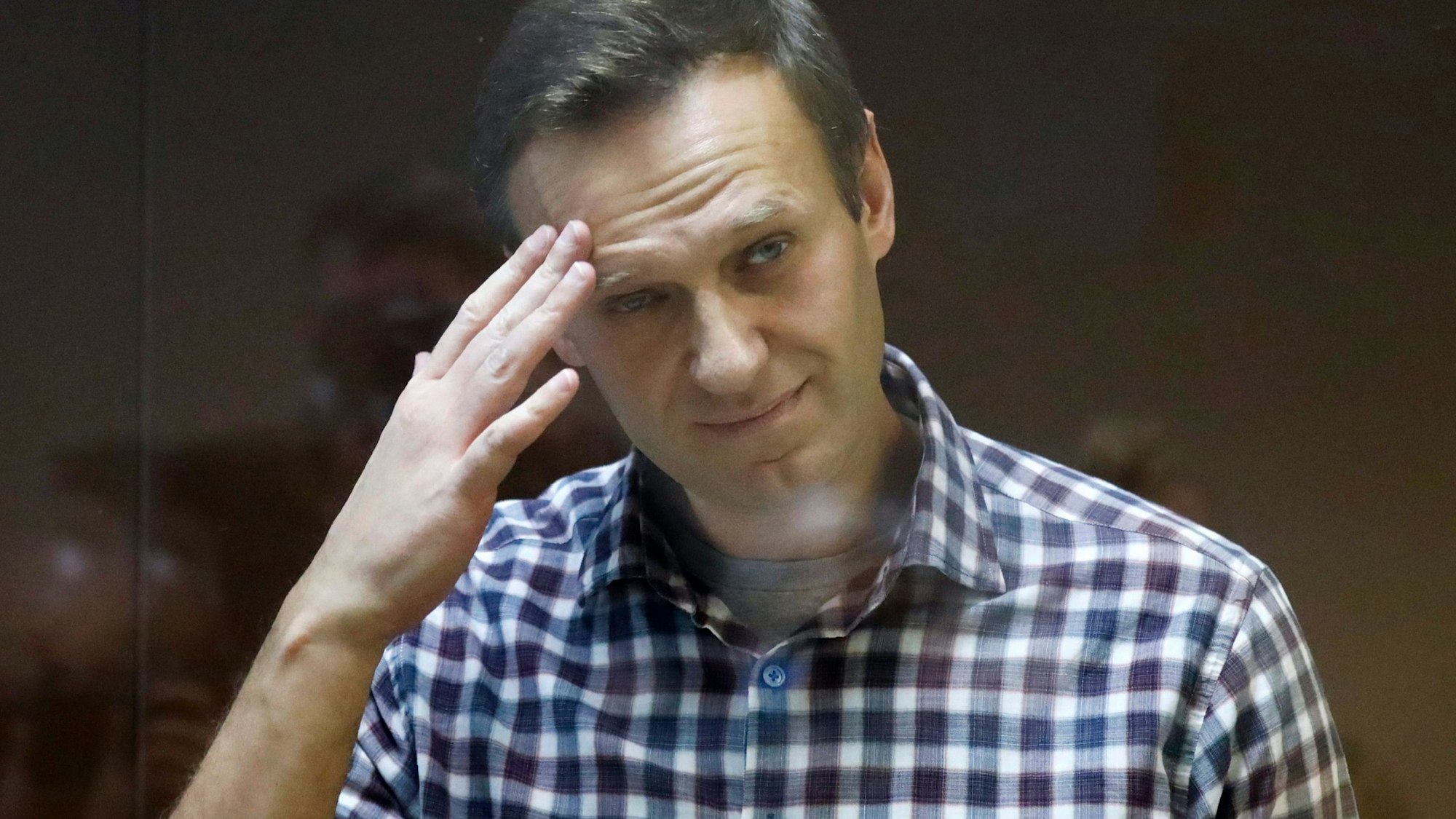 Alexej Nawalny, russischer Oppositionsführer, steht während seiner Verhandlung hinter einer Glasscheibe. Das Rätsel um das Verschwinden von Nawalny ist auch nach gut einer Woche ungelöst.