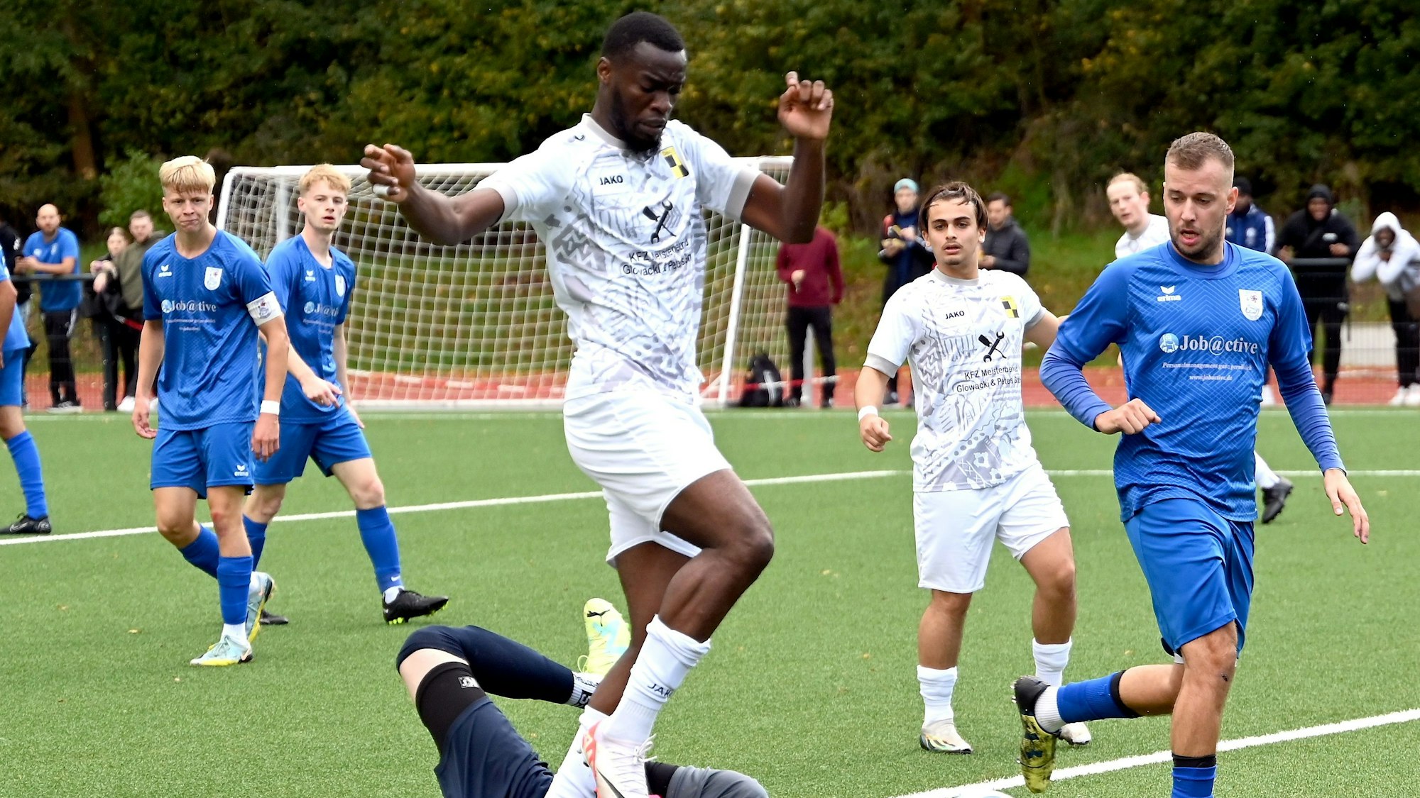 03.10.2023,-Fussball-Beregfrie Leverkusen-Deutz 05
TW: Sascha Mondorf (Bergfried) klärt vor Boris Kivoma (Deutz)
Foto: Uli Herhaus