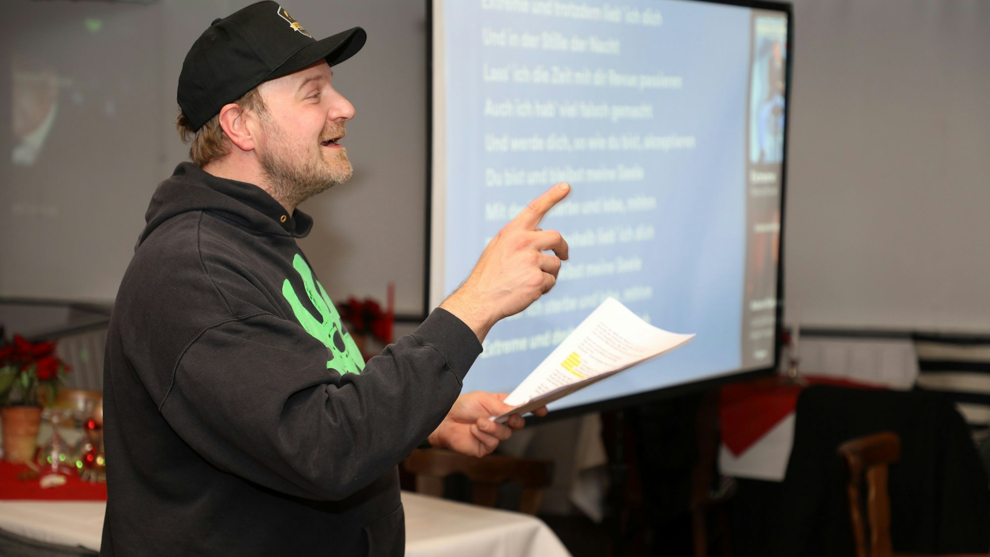 Thomas Wagner dirigiert den Chor „Laut aber schief“ bei der Generalprobe im Saal Altenrath von Overath-Marialinden.