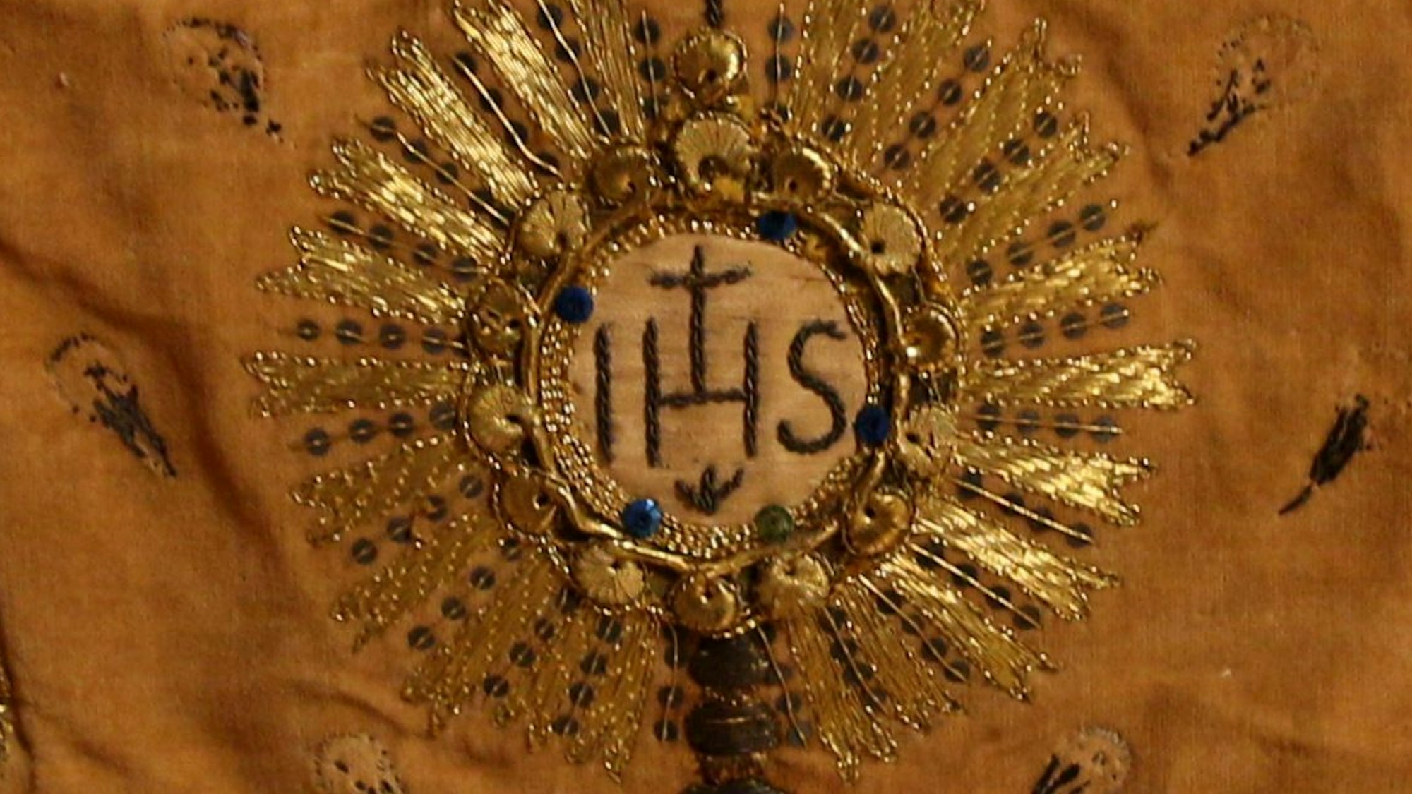 Das Bild zeigt eine gestickte Verzierung.