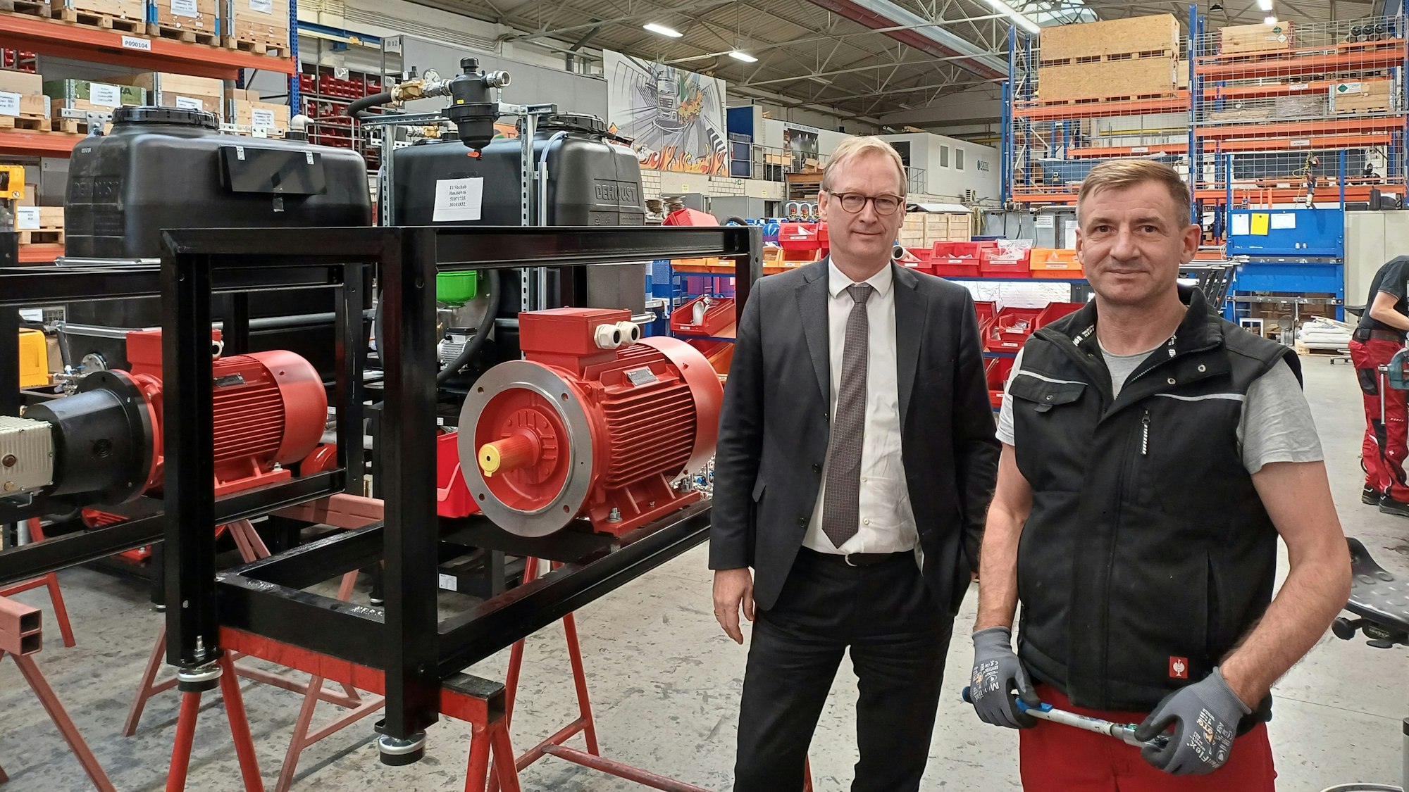 Dirk Sprakel (l.) und Industriemechaniker Andrej Schmidt vor den Wasservernebelungssystemen