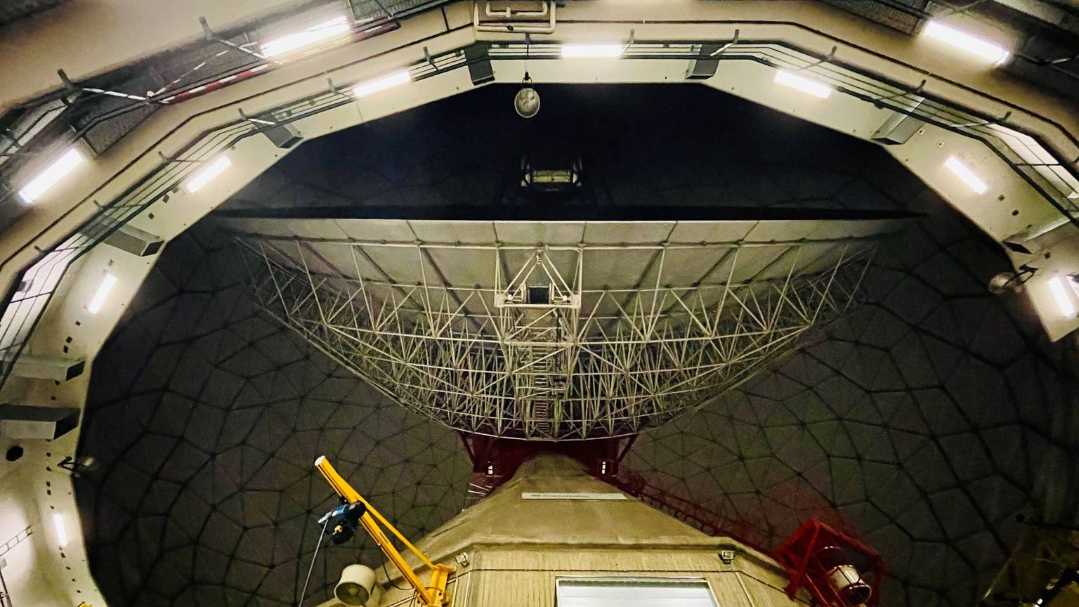 Im Radom bei Berkum betreibt Fraunhofer das Radarsystem TIRA. Hier bei der Nacht der Technik 2023.