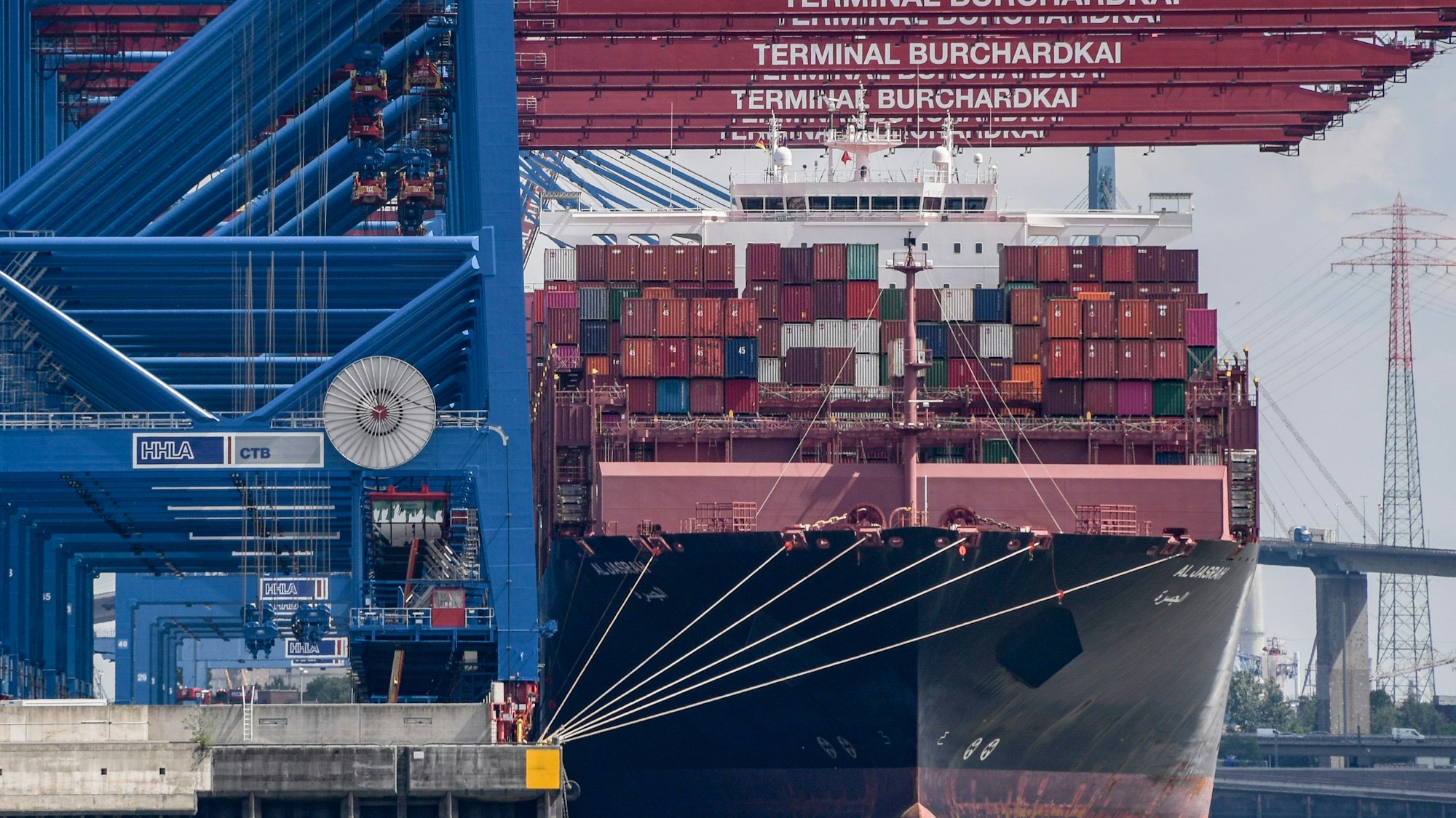 Der Containerfrachter «Al Jasrah» wird am Terminal Burchardkai entladen.