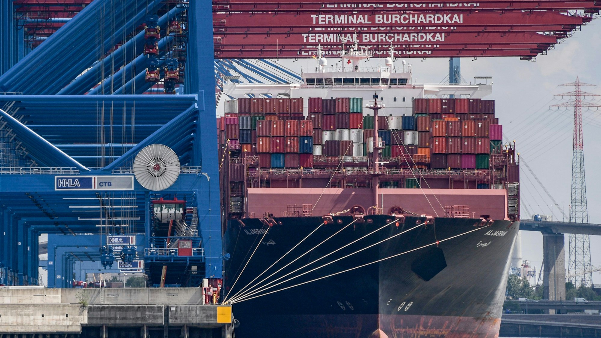 Der Containerfrachter «Al Jasrah» wird am Terminal Burchardkai entladen.