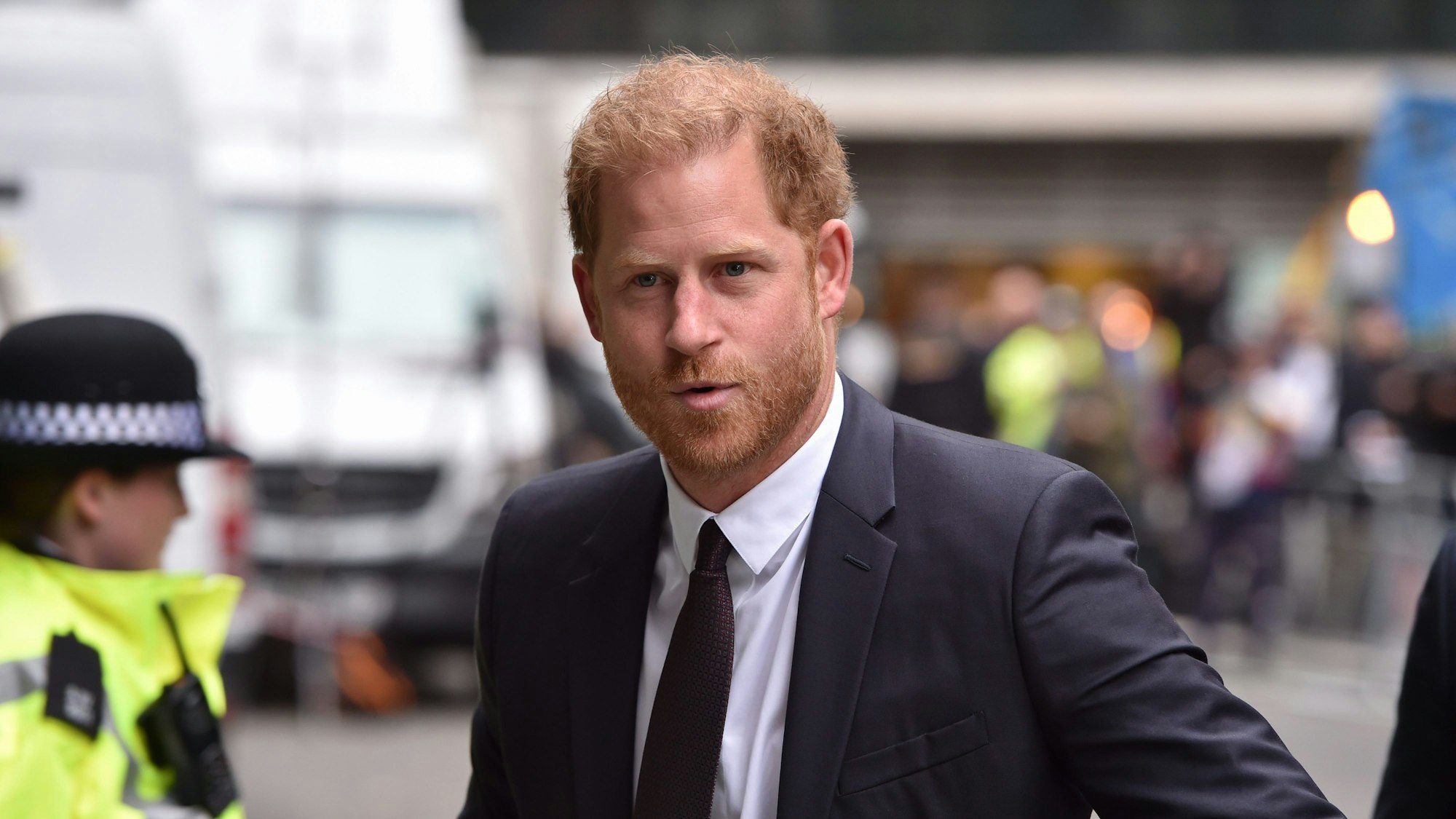 ARCHIV - 06.06.2023, Großbritannien, London: Prinz Harry, Herzog von Sussex, trifft vor dem High Court in London ein.