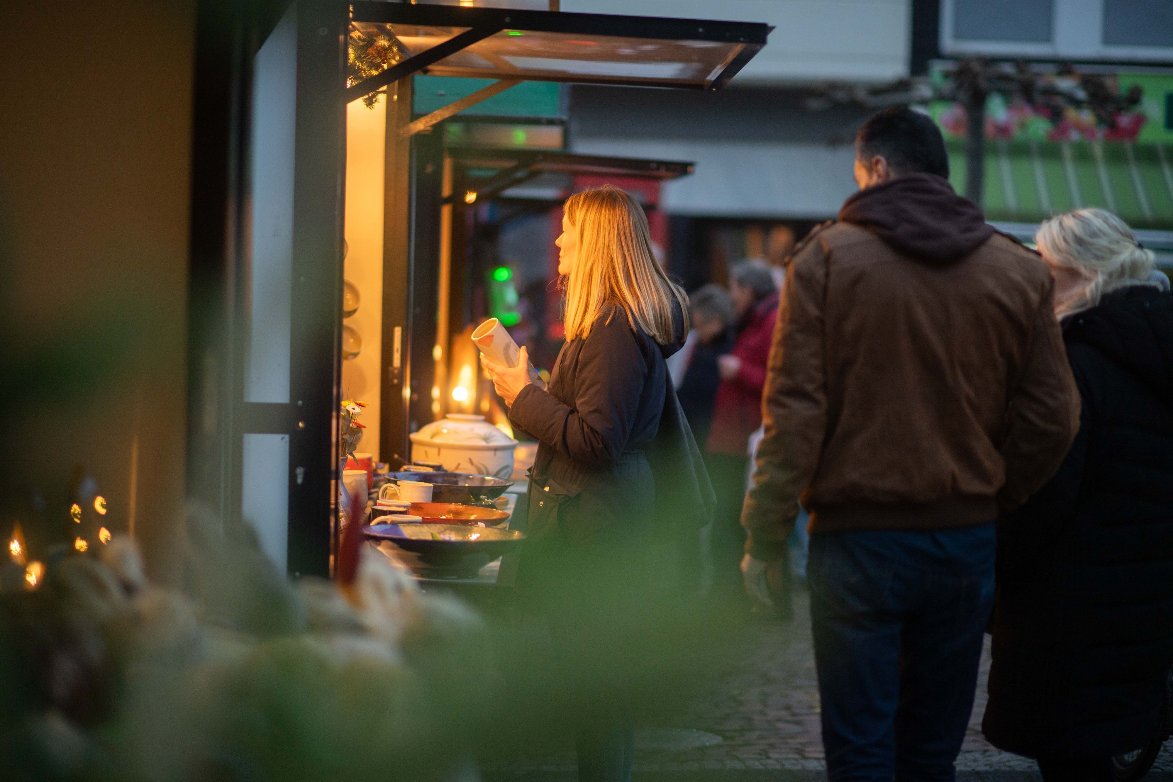 Das Bild zeigt Tanja Gille, die an einem Stand mit Steinzeugkeramik steht.