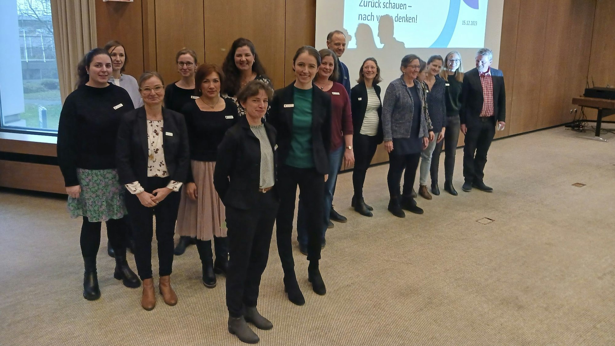 Eine Gruppe von Frauen und Männern in einem Sitzungssaal