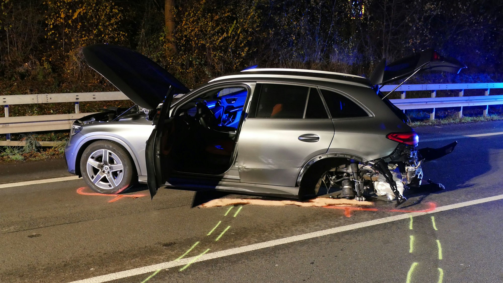 Ein zerstörtes Auto steht auf der Straße.