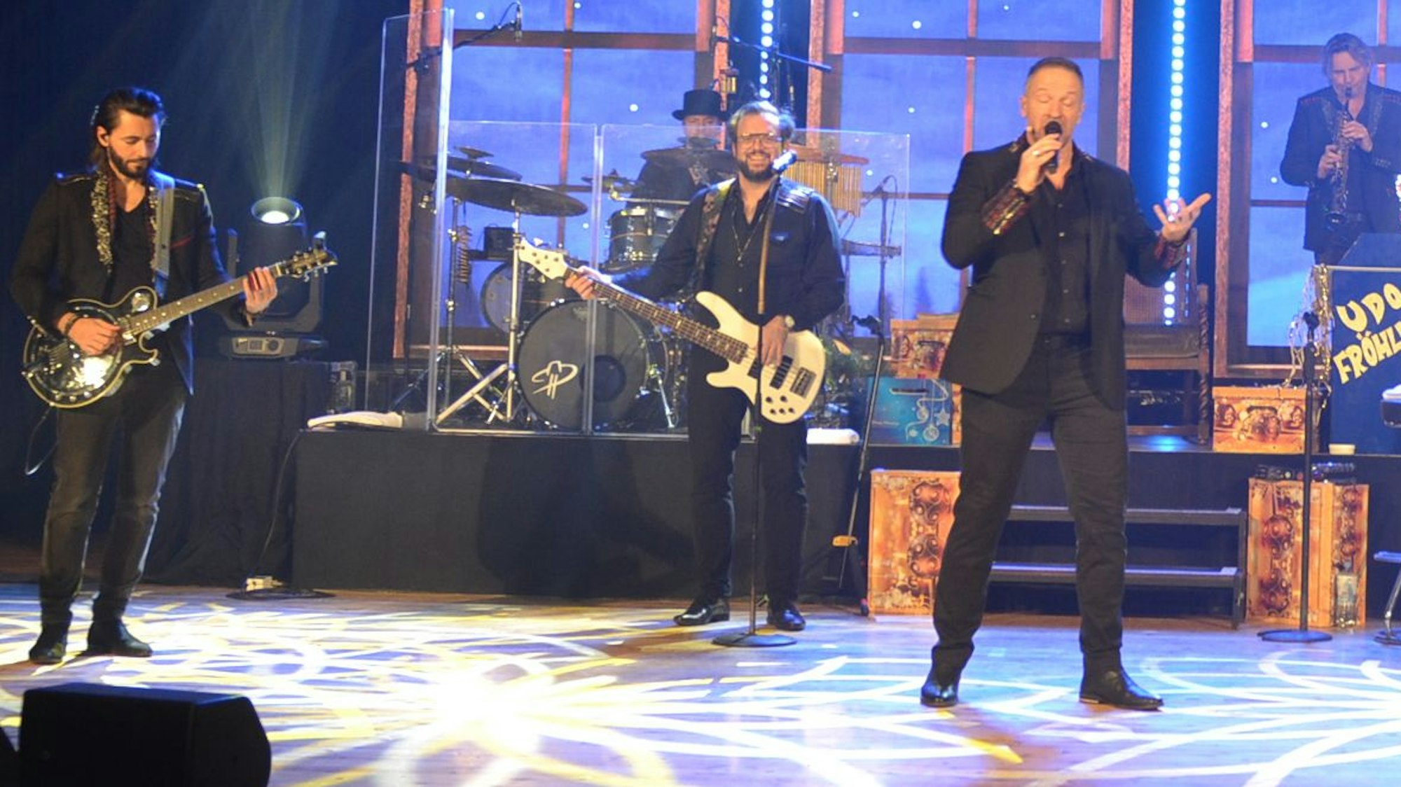 Die Band „Höhner“ steht auf der festlich beleuchteten Bühne des Euskirchener Stadttheaters.