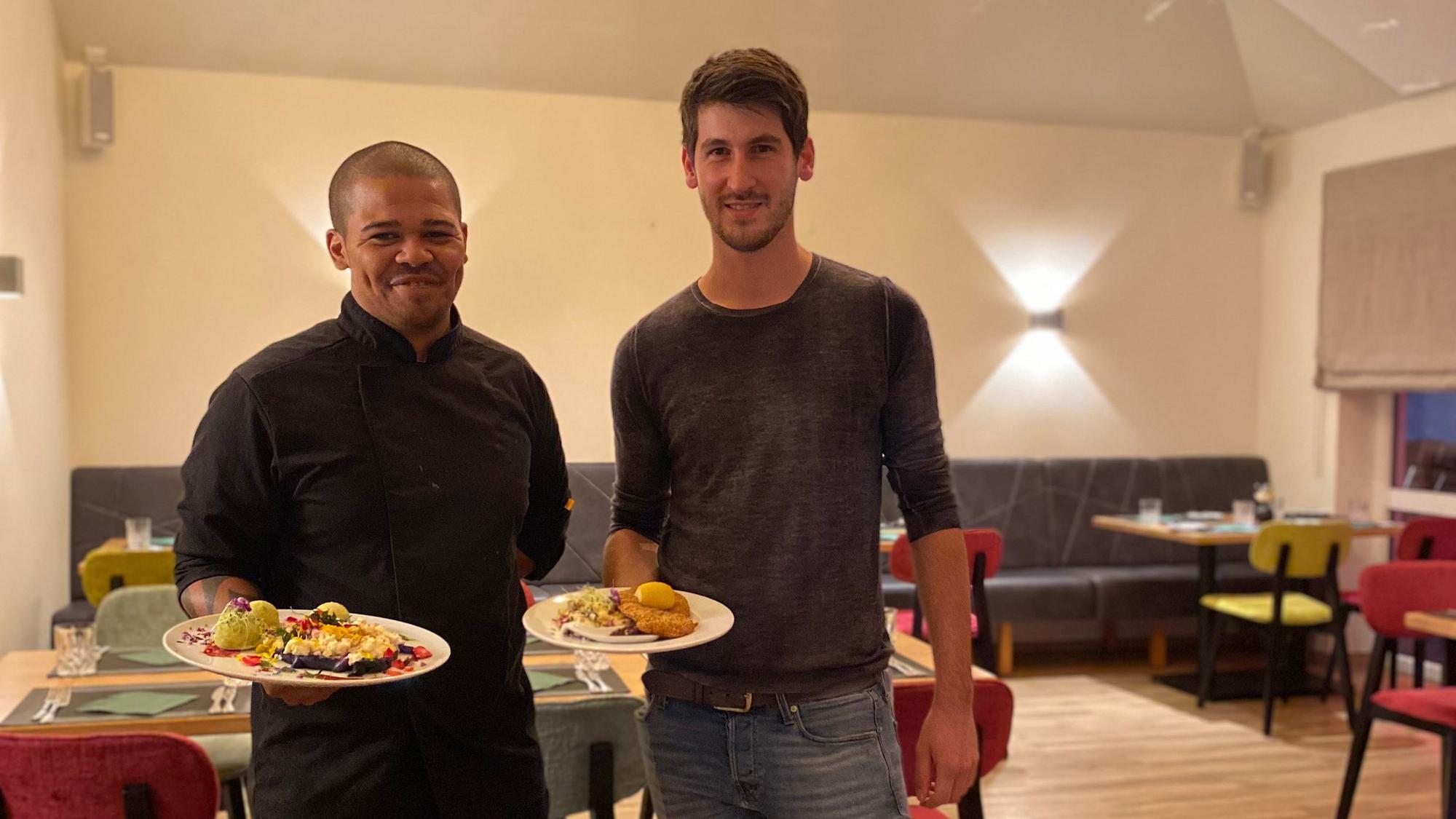 Chefkoch David Nguan und Geschäftsführer Maurice Schmitz im Restaurant Vorgebirgsblick.