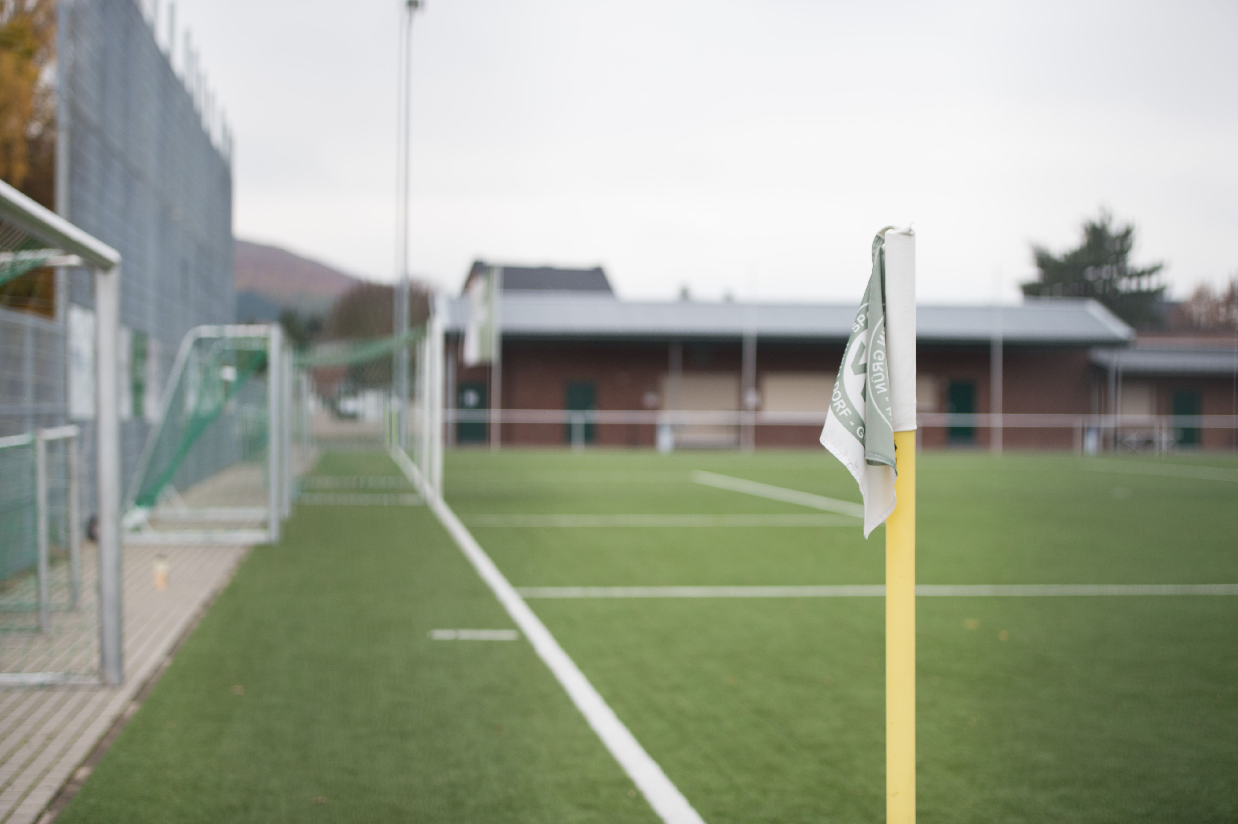 Blick auf einen Fußballplatz.