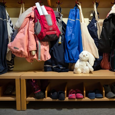 In der Garderobe in einer Kindertagesstätte (Kita) hängen Kinderjacken.