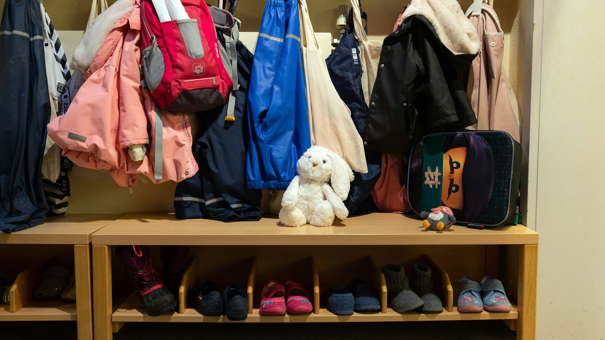 In der Garderobe in einer Kindertagesstätte (Kita) hängen Kinderjacken.
