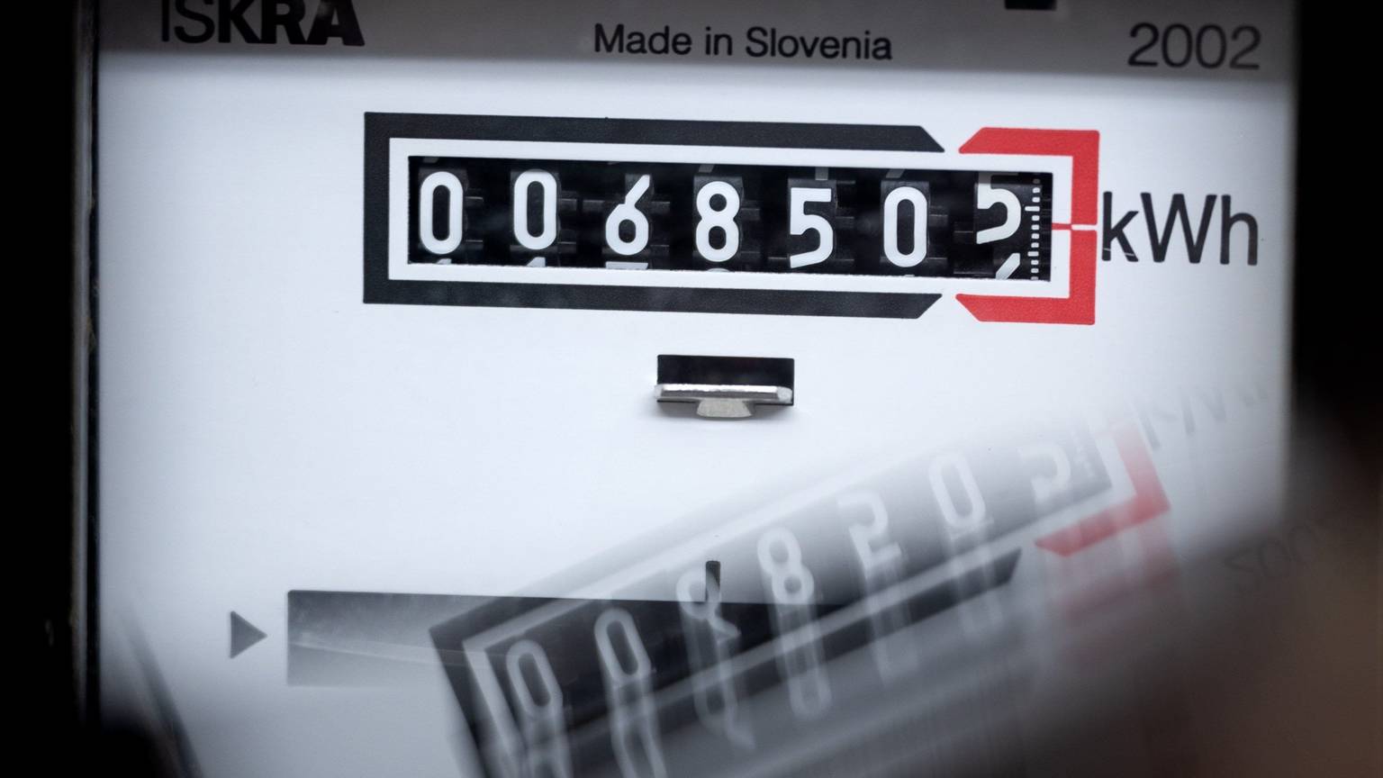 Ein Stromzähler zeigt in einem Mietshaus die verbrauchten Kilowattstunden an.