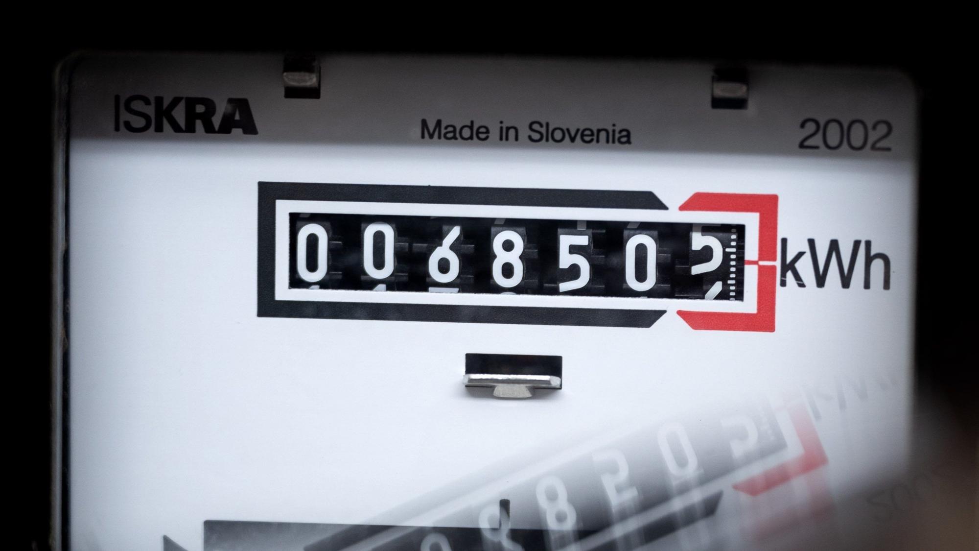 Ein Stromzähler zeigt in einem Mietshaus die verbrauchten Kilowattstunden an.