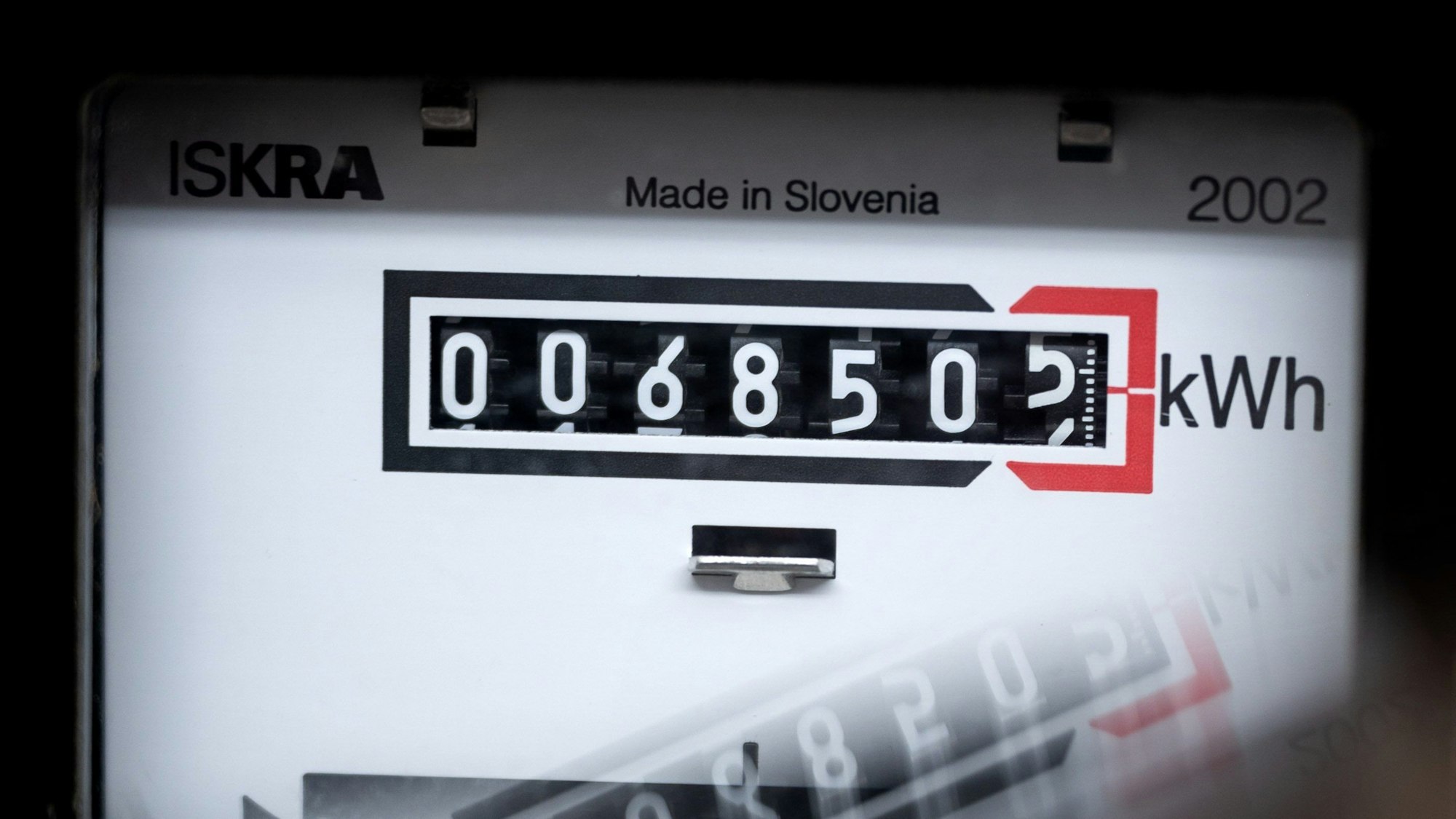 Ein Stromzähler zeigt in einem Mietshaus die verbrauchten Kilowattstunden an.