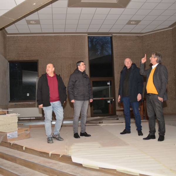 Den Blick nach oben und nach vorne richten im Morsbacher Gertrudisheim Architekt Werner Schumacher (rechts) und der Vorstand des Trägervereins mit (von links) Geschäftsführer Olaf Bernatzki, Kassierer Jörg Bukowski und dem Vorsitzenden Michael Dietershagen. Auf dem Foto steht die Gruppe auf der künftigen Bühne