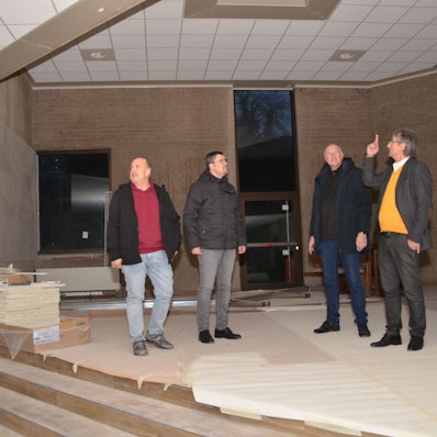 Den Blick nach oben und nach vorne richten im Morsbacher Gertrudisheim Architekt Werner Schumacher (rechts) und der Vorstand des Trägervereins mit (von links) Geschäftsführer Olaf Bernatzki, Kassierer Jörg Bukowski und dem Vorsitzenden Michael Dietershagen. Auf dem Foto steht die Gruppe auf der künftigen Bühne
