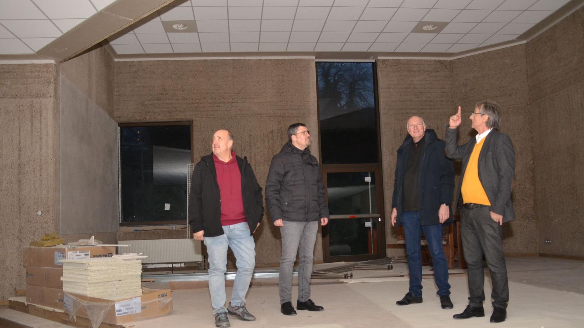 Den Blick nach oben und nach vorne richten im Morsbacher Gertrudisheim Architekt Werner Schumacher (rechts) und der Vorstand des Trägervereins mit (von links) Geschäftsführer Olaf Bernatzki, Kassierer Jörg Bukowski und dem Vorsitzenden Michael Dietershagen. Auf dem Foto steht die Gruppe auf der künftigen Bühne