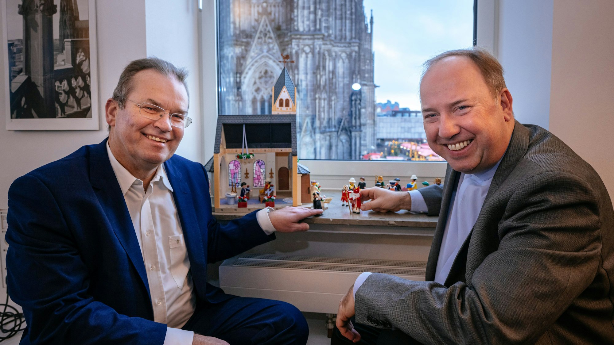 Eine Playmobil-Kirche steht im Büro von Stadtdechant Robert Kleine (r.) – inklusive Luther-Figur. Für Kleine und Bernhard Seiger (l.) ein Sinnbild der gelebten Ökumene.