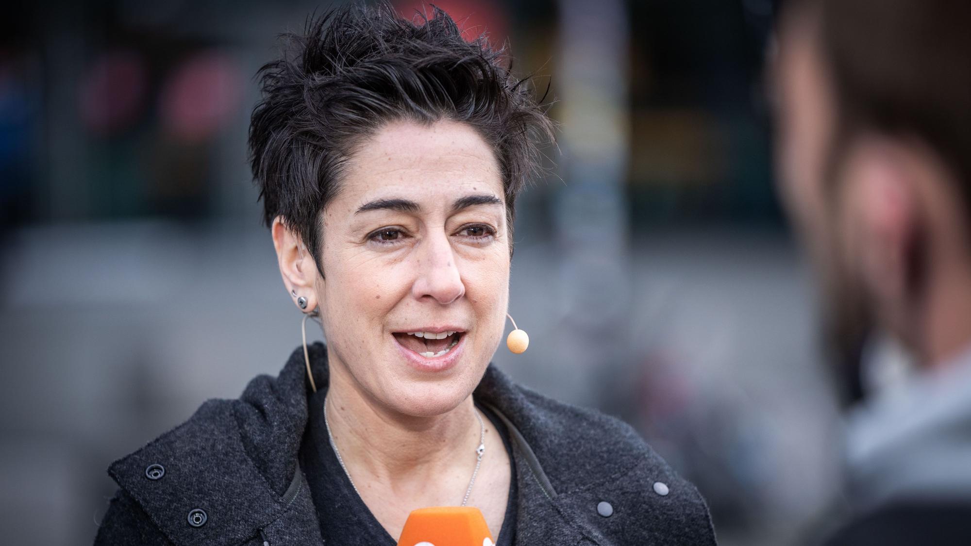 Moderatorin Dunja Hayali ist beim ZDF-"Morgenmagazin" vor Ort am Berliner Hauptbahnhof.