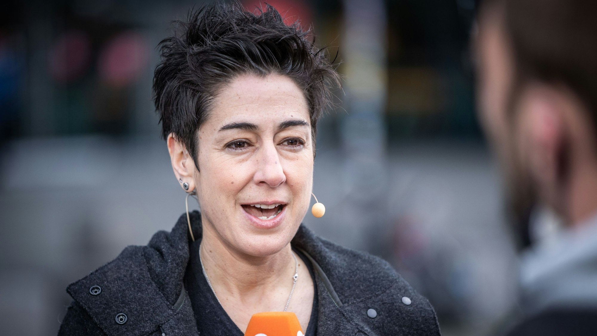 ARCHIV - 05.04.2022, Berlin: Moderatorin Dunja Hayali ist beim ZDF-"Morgenmagazin" vor Ort am Berliner Hauptbahnhof. Das aktuelle «ZDF-Morgenmagazin» ist am 13.12.2022 ausgefallen. (zu dpa "Warnstreik beim ZDF: Kein aktuelles «ZDF-Morgenmagazin») Foto: Michael Kappeler/dpa +++ dpa-Bildfunk +++