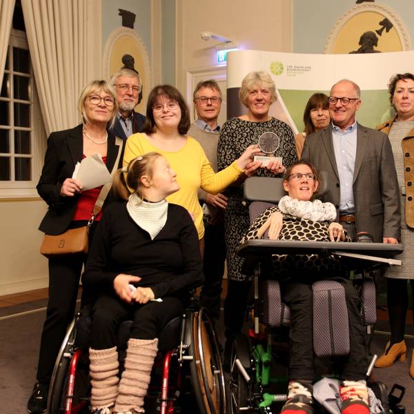 Eine Gruppe von Menschen, zwei davon im Rollstuhl, in der Abtei Brauweiler.