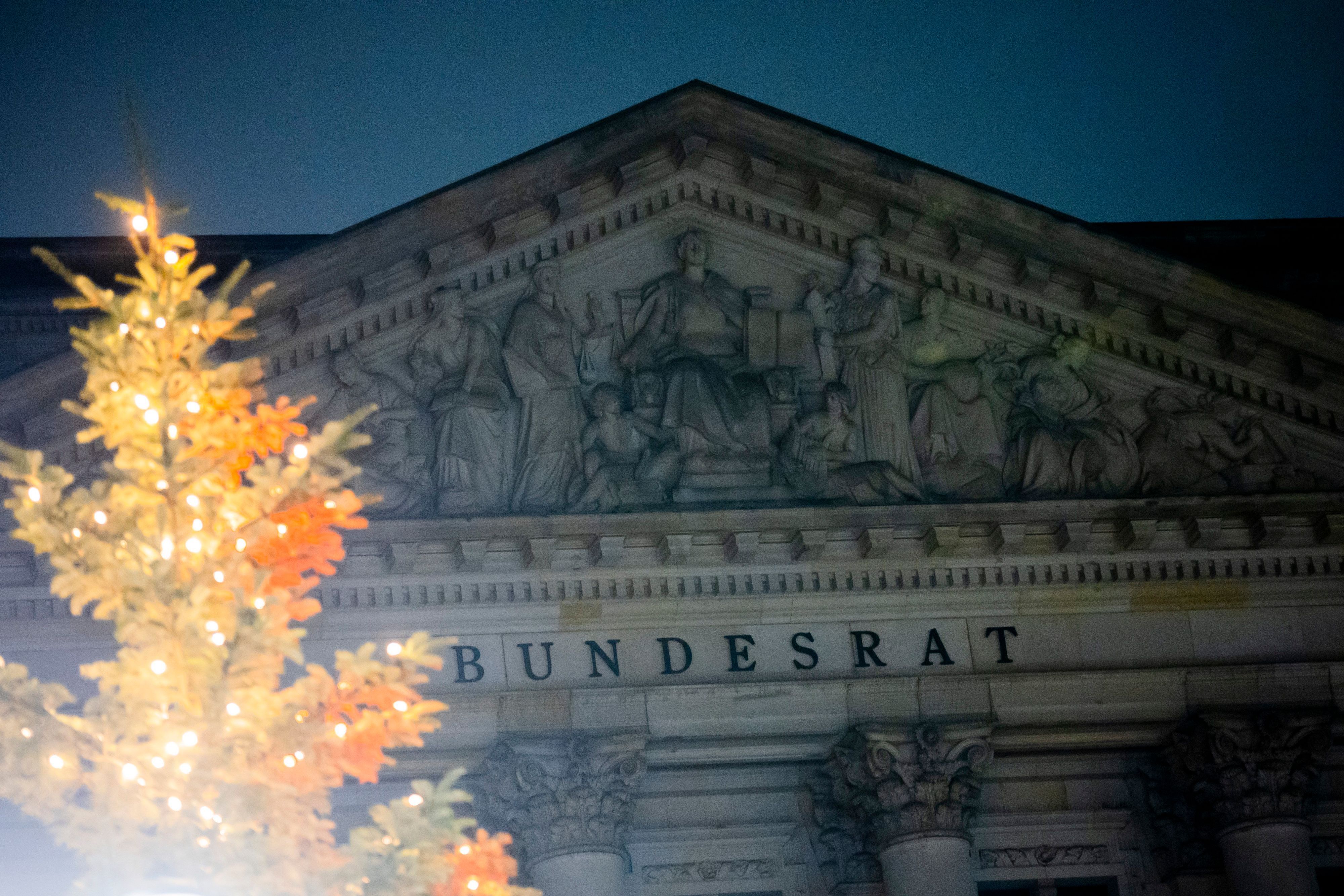 Der Bundesrat am Morgen. Der Bundesrat gedenkt heute der Opfer des nationalsozialistischen Völkermordes an den Sinti, Roma und Jenischen. Auf der Tagesordnung der letzten Sitzung des Jahres stehen des Weiteren abschließende Beratungen über Bundesgesetze wie unter anderem zum Nachtragshaushalt 2023.