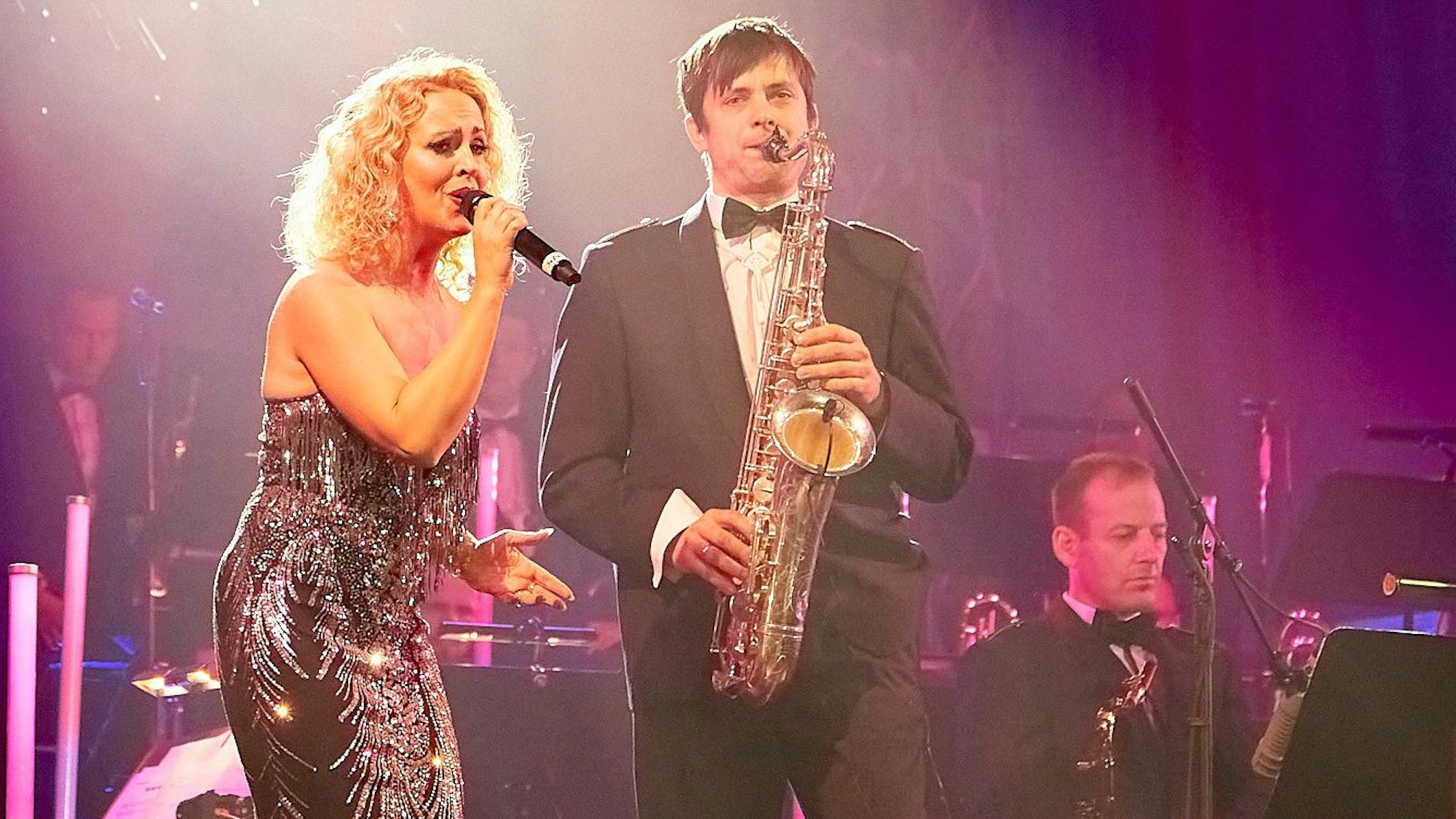 Sängerin Sofia Andersson im Duett mit dem Saxophonisten.