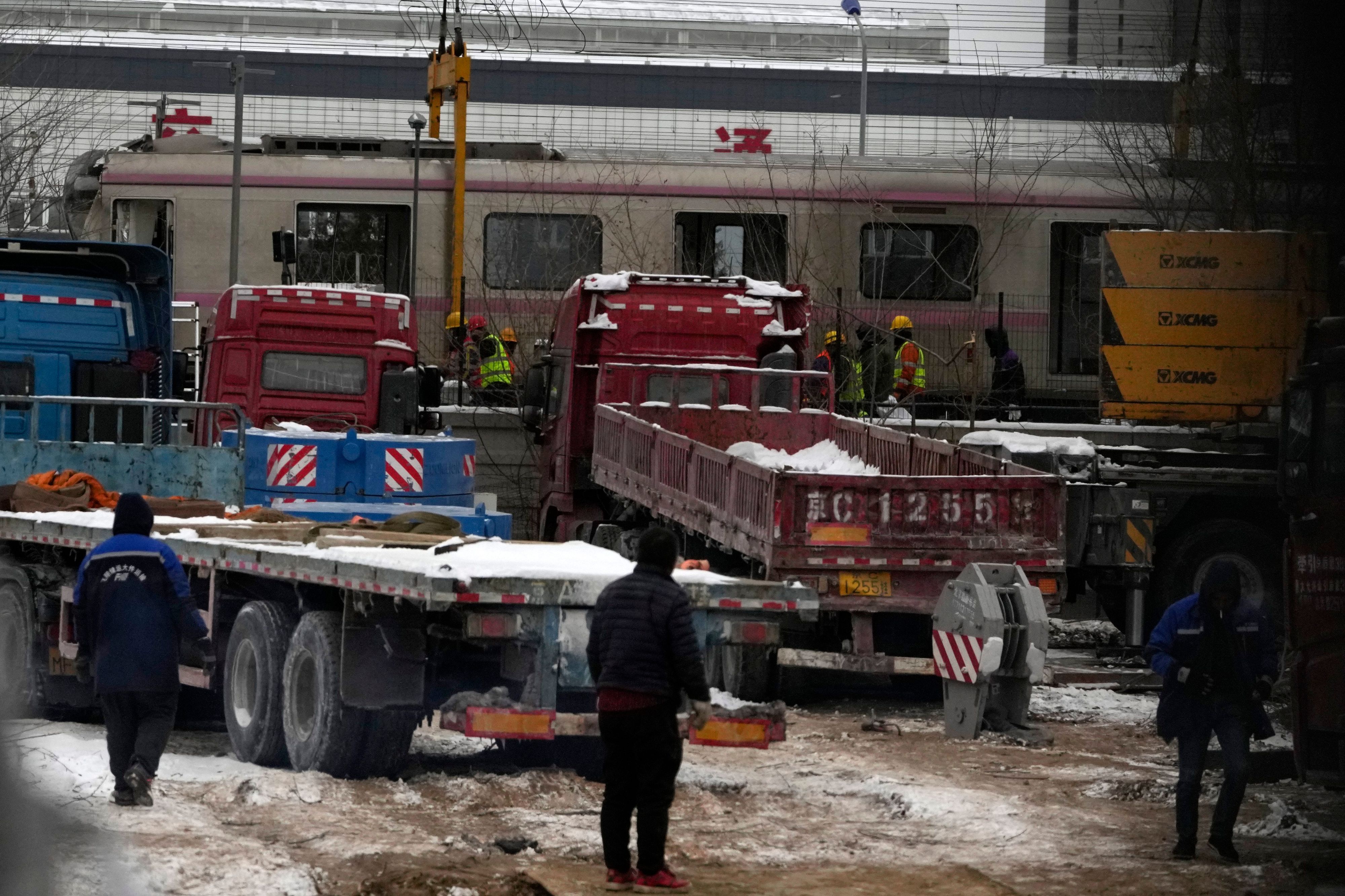 Polizisten stehen in der Nähe des Ortes, wo sich der Zug-Unfall in Peking ereignete. Wie die Behörden am Freitag mitteilten, ereignete sich der Unfall am Vorabend im gebirgigen Westen Pekings auf einem oberirdischen Abschnitt der Changping-Linie des weitläufigen U-Bahn-Systems.